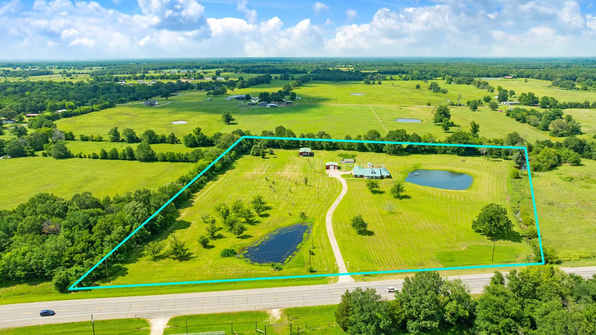 Single Family Residence For Sale in Lamar County , 1005 Us-82, Blossom, Texas 75416, 3 Bedroom, 4 Bathroom, 2 Garage spaces, 2,780 Sqft, built in 1998, mls#21318646, Real Estate Agent in Blossom, Homes For Sale in Lamar county, Homes For Sale in Blossom, Realtor in Blossom Texas, Real Estate Brokerage Independent Realty Texas, Luminita Cordes Realtor