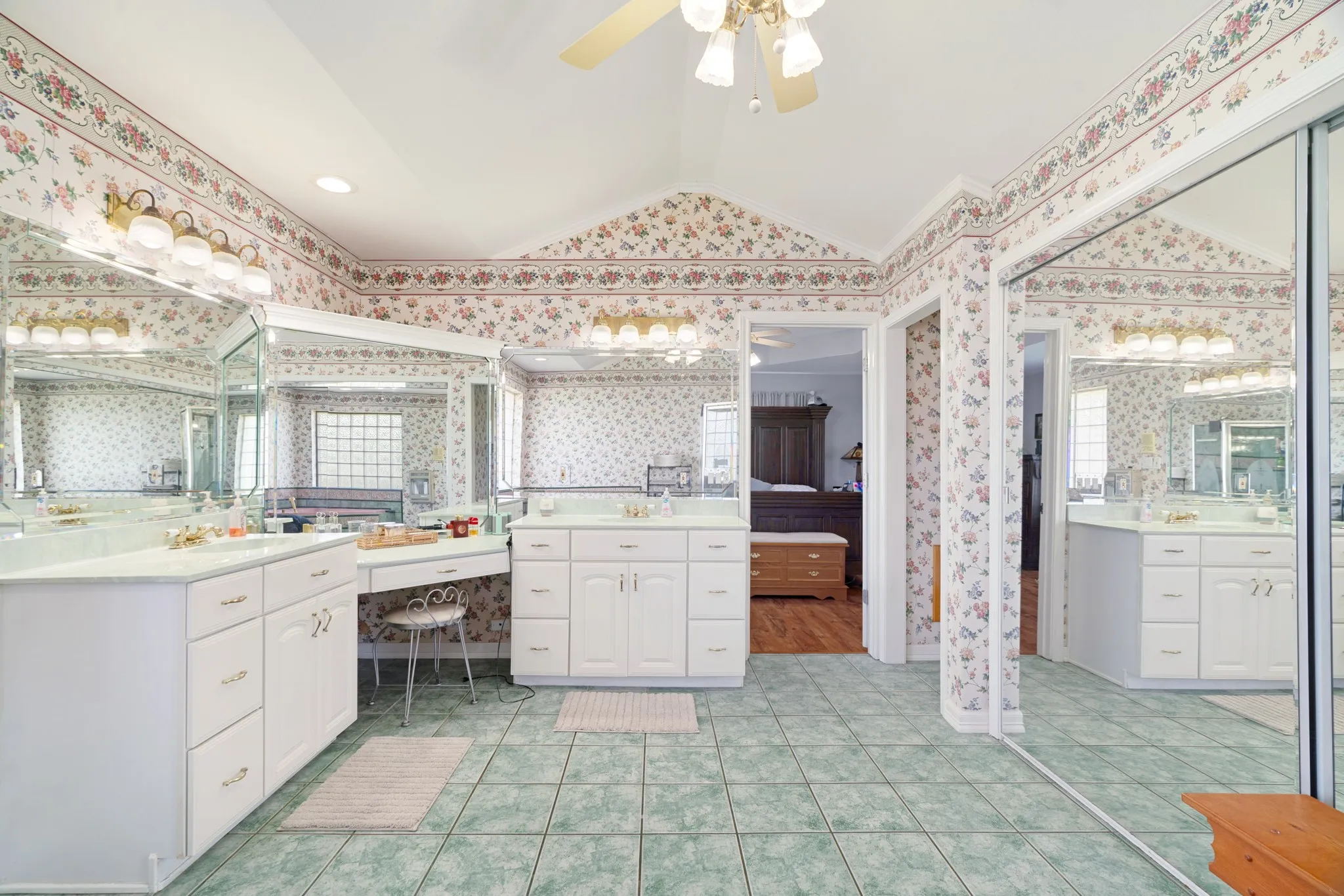 Single Family Residence For Sale in Lamar County , 1005 Us-82, Blossom, Texas 75416, 3 Bedroom, 4 Bathroom, 2 Garage spaces, 2,780 Sqft, built in 1998, mls#21318646, Real Estate Agent in Blossom, Homes For Sale in Lamar county, Homes For Sale in Blossom, Realtor in Blossom Texas, Real Estate Brokerage Independent Realty Texas, Luminita Cordes Realtor