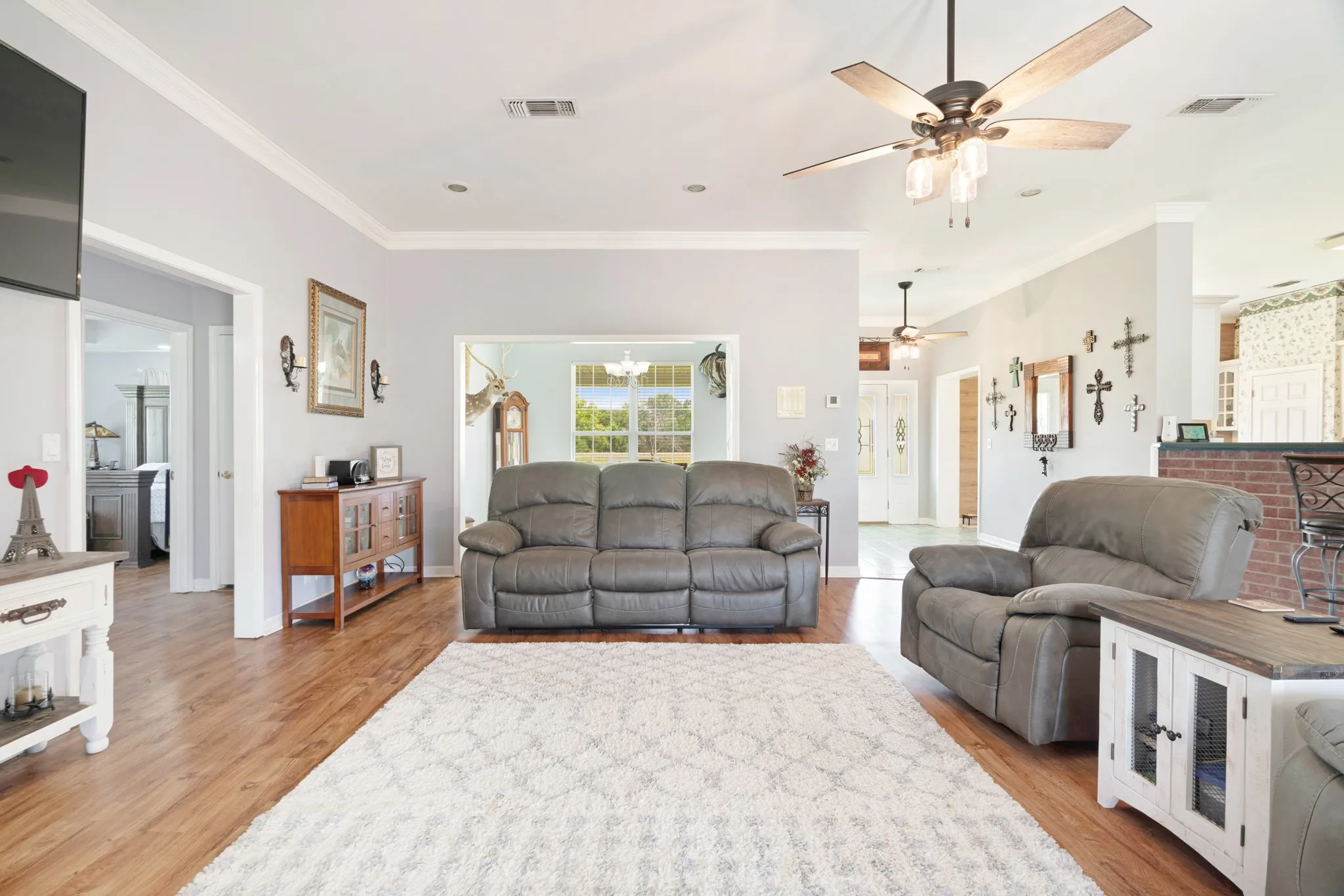Single Family Residence For Sale in Lamar County , 1005 Us-82, Blossom, Texas 75416, 3 Bedroom, 4 Bathroom, 2 Garage spaces, 2,780 Sqft, built in 1998, mls#21318646, Real Estate Agent in Blossom, Homes For Sale in Lamar county, Homes For Sale in Blossom, Realtor in Blossom Texas, Real Estate Brokerage Independent Realty Texas, Luminita Cordes Realtor