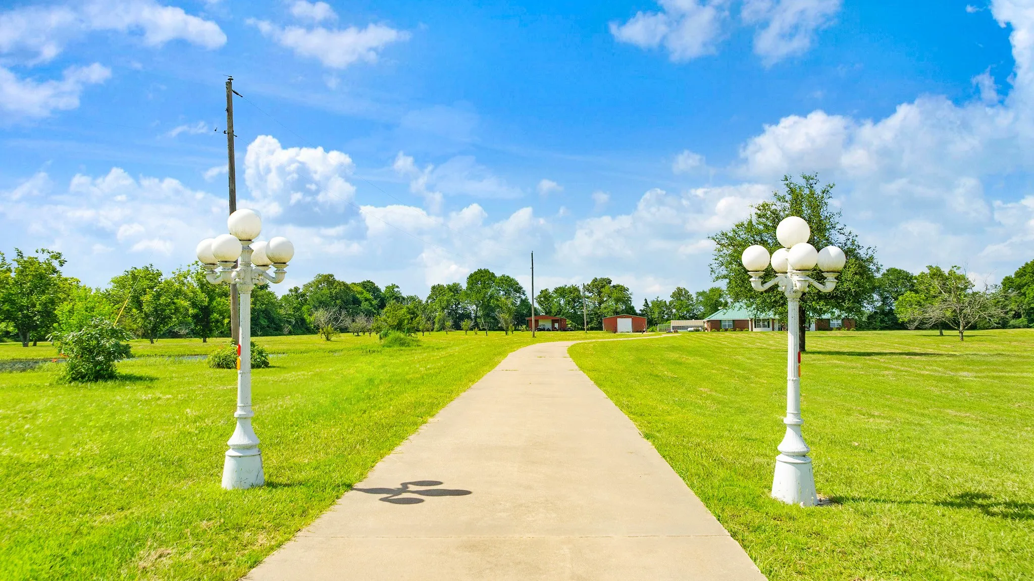 Single Family Residence For Sale in Lamar County , 1005 Us-82, Blossom, Texas 75416, 3 Bedroom, 4 Bathroom, 2 Garage spaces, 2,780 Sqft, built in 1998, mls#21318646, Real Estate Agent in Blossom, Homes For Sale in Lamar county, Homes For Sale in Blossom, Realtor in Blossom Texas, Real Estate Brokerage Independent Realty Texas, Luminita Cordes Realtor