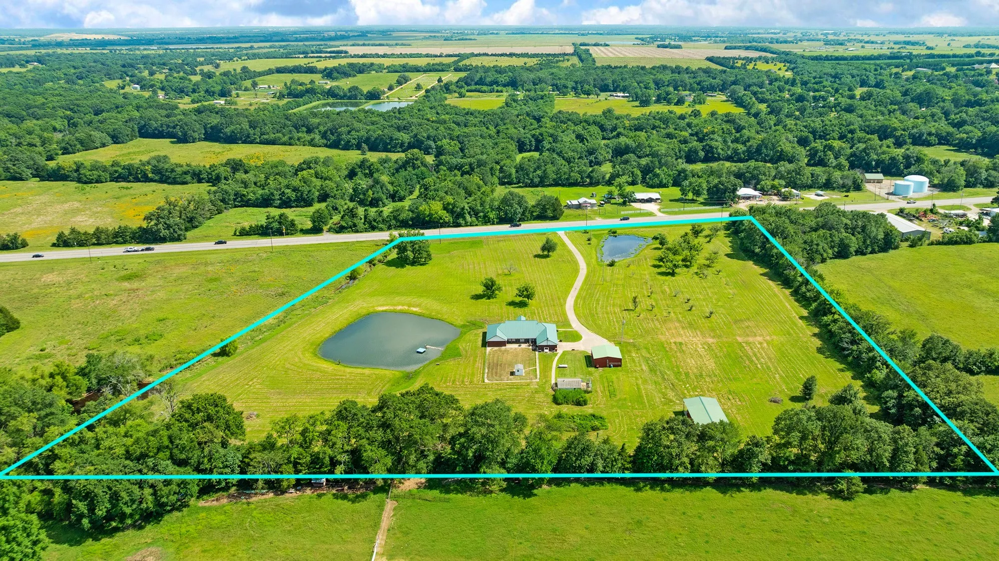 Single Family Residence For Sale in Lamar County , 1005 Us-82, Blossom, Texas 75416, 3 Bedroom, 4 Bathroom, 2 Garage spaces, 2,780 Sqft, built in 1998, mls#21318646, Real Estate Agent in Blossom, Homes For Sale in Lamar county, Homes For Sale in Blossom, Realtor in Blossom Texas, Real Estate Brokerage Independent Realty Texas, Luminita Cordes Realtor
