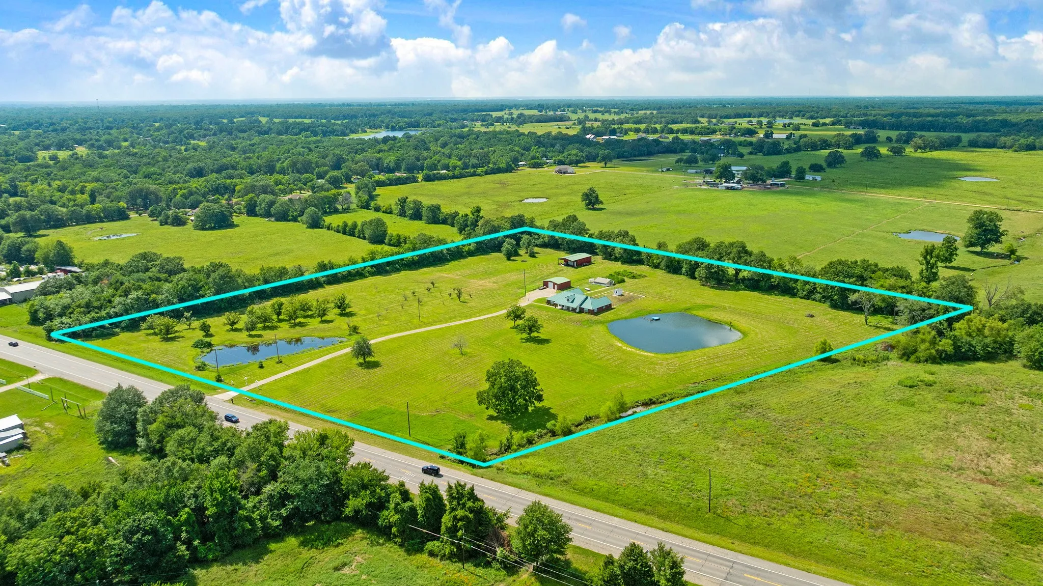 Single Family Residence For Sale in Lamar County , 1005 Us-82, Blossom, Texas 75416, 3 Bedroom, 4 Bathroom, 2 Garage spaces, 2,780 Sqft, built in 1998, mls#21318646, Real Estate Agent in Blossom, Homes For Sale in Lamar county, Homes For Sale in Blossom, Realtor in Blossom Texas, Real Estate Brokerage Independent Realty Texas, Luminita Cordes Realtor