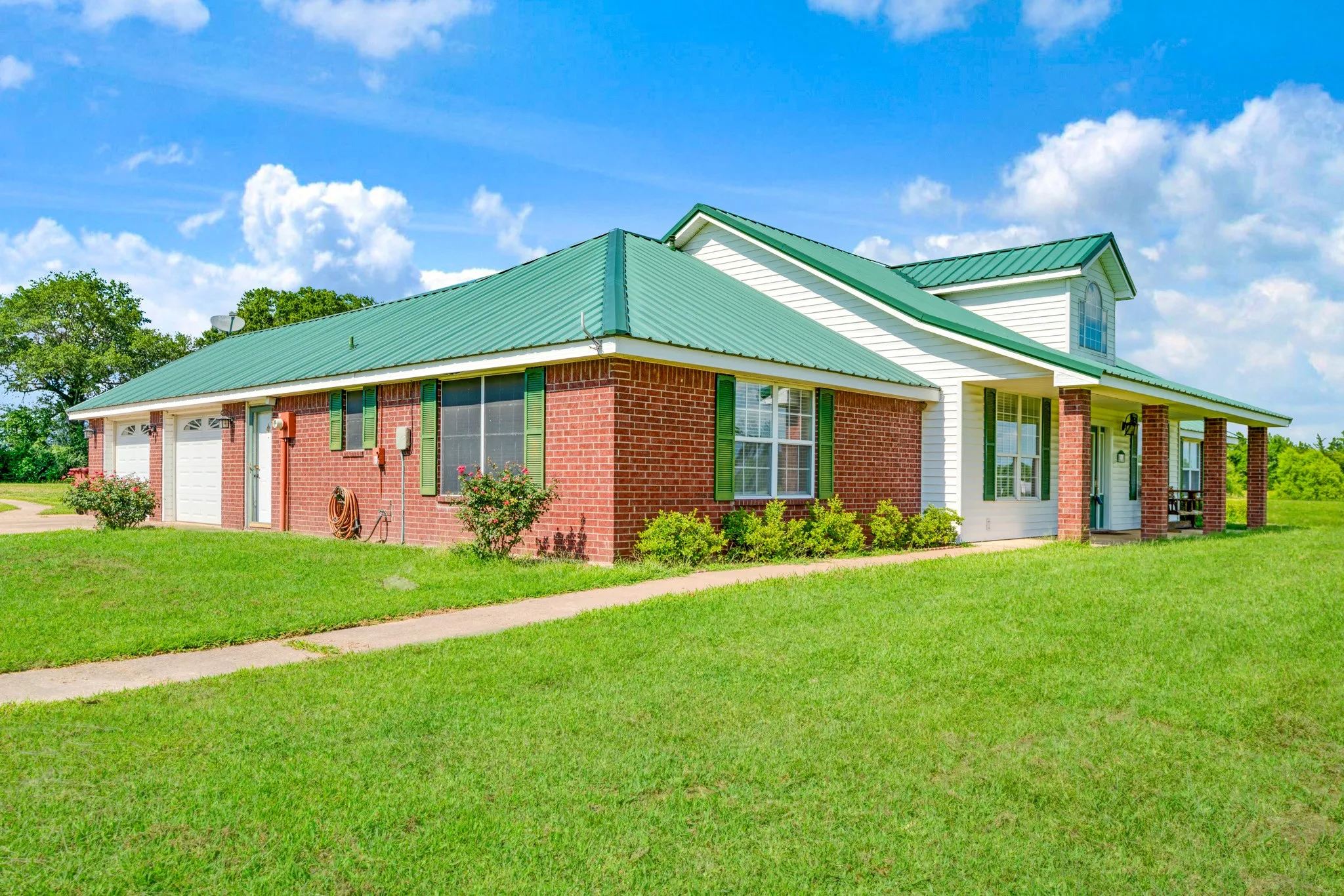 Single Family Residence For Sale in Lamar County , 1005 Us-82, Blossom, Texas 75416, 3 Bedroom, 4 Bathroom, 2 Garage spaces, 2,780 Sqft, built in 1998, mls#21318646, Real Estate Agent in Blossom, Homes For Sale in Lamar county, Homes For Sale in Blossom, Realtor in Blossom Texas, Real Estate Brokerage Independent Realty Texas, Luminita Cordes Realtor