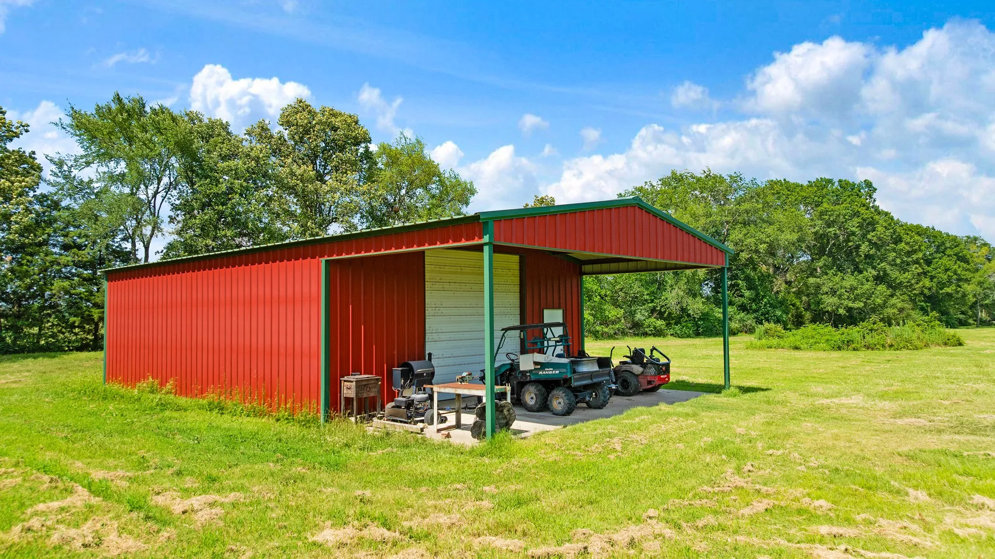 Single Family Residence For Sale in Lamar County , 1005 Us-82, Blossom, Texas 75416, 3 Bedroom, 4 Bathroom, 2 Garage spaces, 2,780 Sqft, built in 1998, mls#21318646, Real Estate Agent in Blossom, Homes For Sale in Lamar county, Homes For Sale in Blossom, Realtor in Blossom Texas, Real Estate Brokerage Independent Realty Texas, Luminita Cordes Realtor