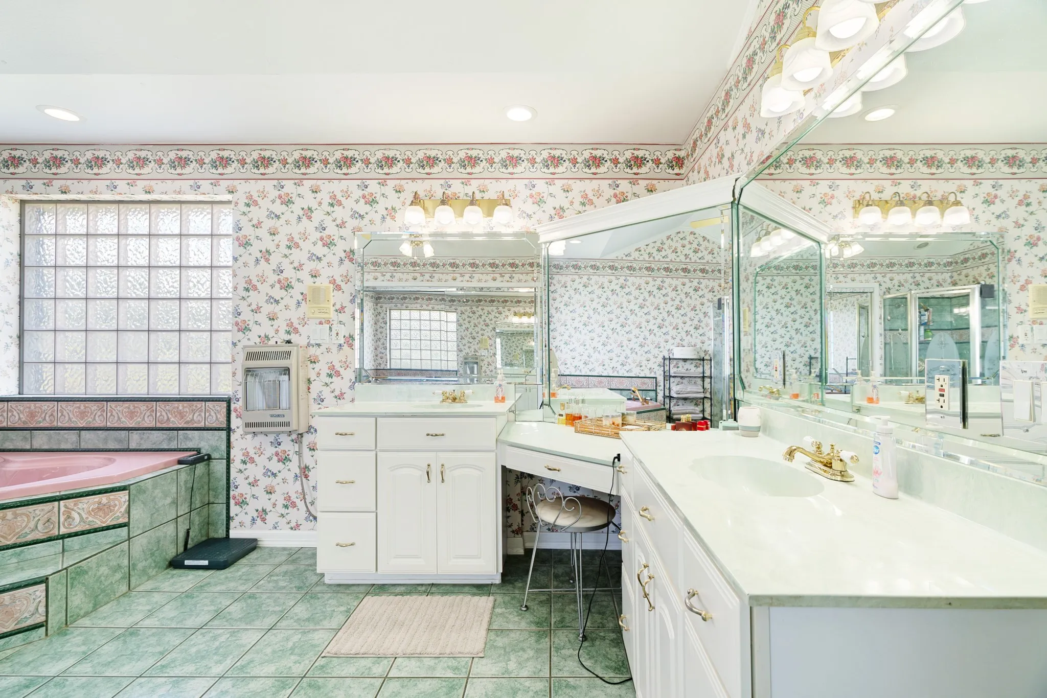 Single Family Residence For Sale in Lamar County , 1005 Us-82, Blossom, Texas 75416, 3 Bedroom, 4 Bathroom, 2 Garage spaces, 2,780 Sqft, built in 1998, mls#21318646, Real Estate Agent in Blossom, Homes For Sale in Lamar county, Homes For Sale in Blossom, Realtor in Blossom Texas, Real Estate Brokerage Independent Realty Texas, Luminita Cordes Realtor