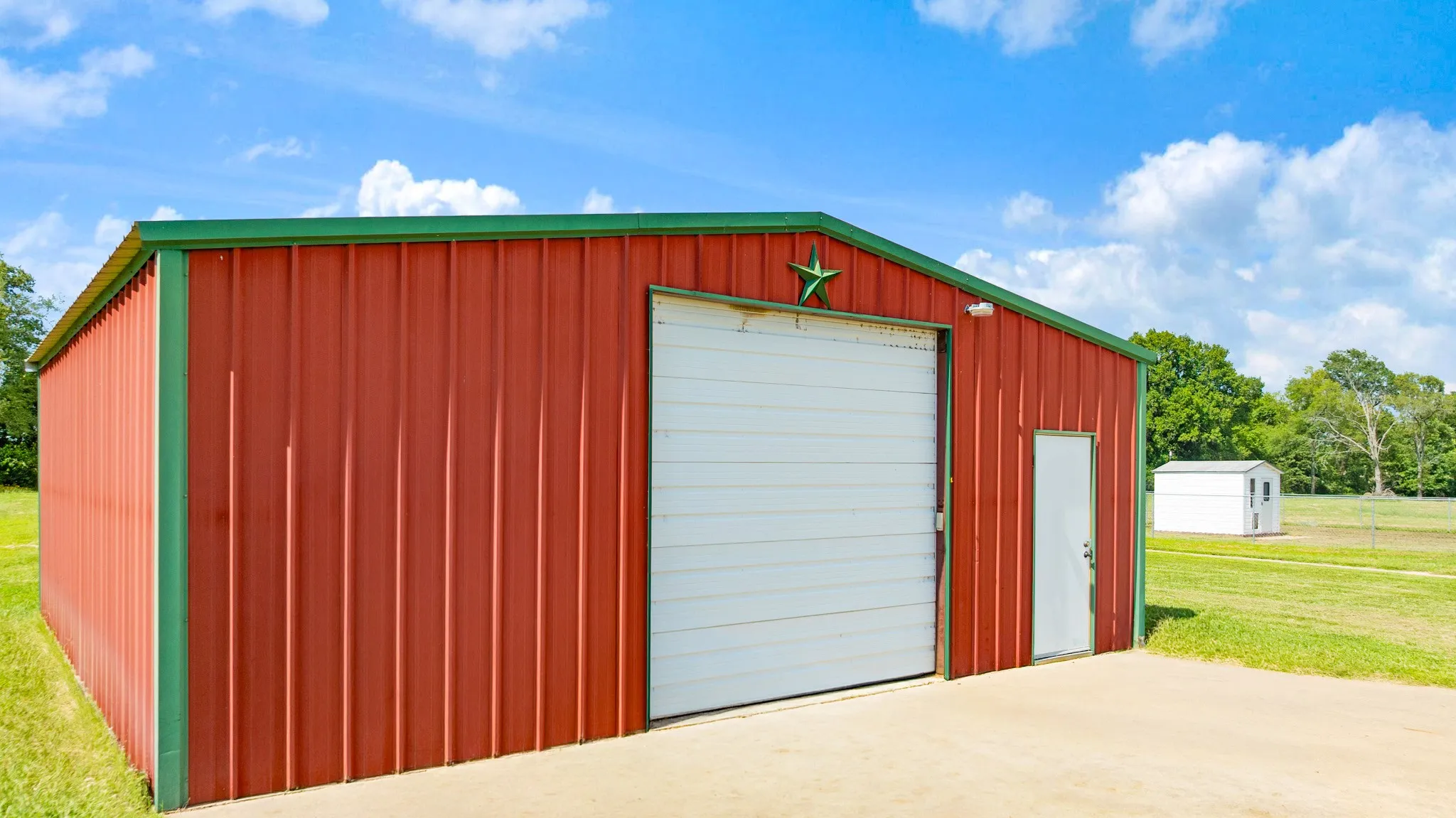 Single Family Residence For Sale in Lamar County , 1005 Us-82, Blossom, Texas 75416, 3 Bedroom, 4 Bathroom, 2 Garage spaces, 2,780 Sqft, built in 1998, mls#21318646, Real Estate Agent in Blossom, Homes For Sale in Lamar county, Homes For Sale in Blossom, Realtor in Blossom Texas, Real Estate Brokerage Independent Realty Texas, Luminita Cordes Realtor
