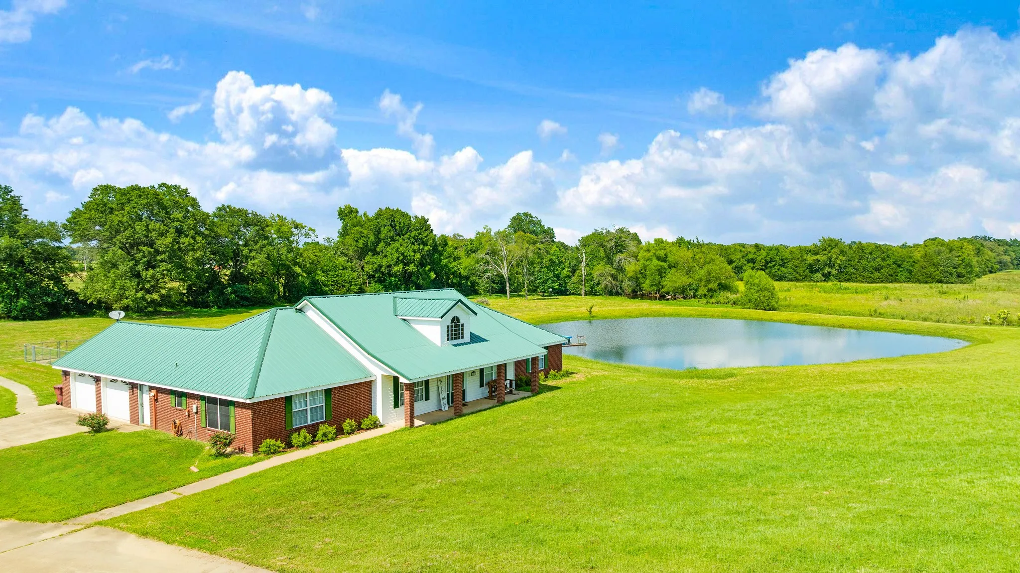 Single Family Residence For Sale in Lamar County , 1005 Us-82, Blossom, Texas 75416, 3 Bedroom, 4 Bathroom, 2 Garage spaces, 2,780 Sqft, built in 1998, mls#21318646, Real Estate Agent in Blossom, Homes For Sale in Lamar county, Homes For Sale in Blossom, Realtor in Blossom Texas, Real Estate Brokerage Independent Realty Texas, Luminita Cordes Realtor