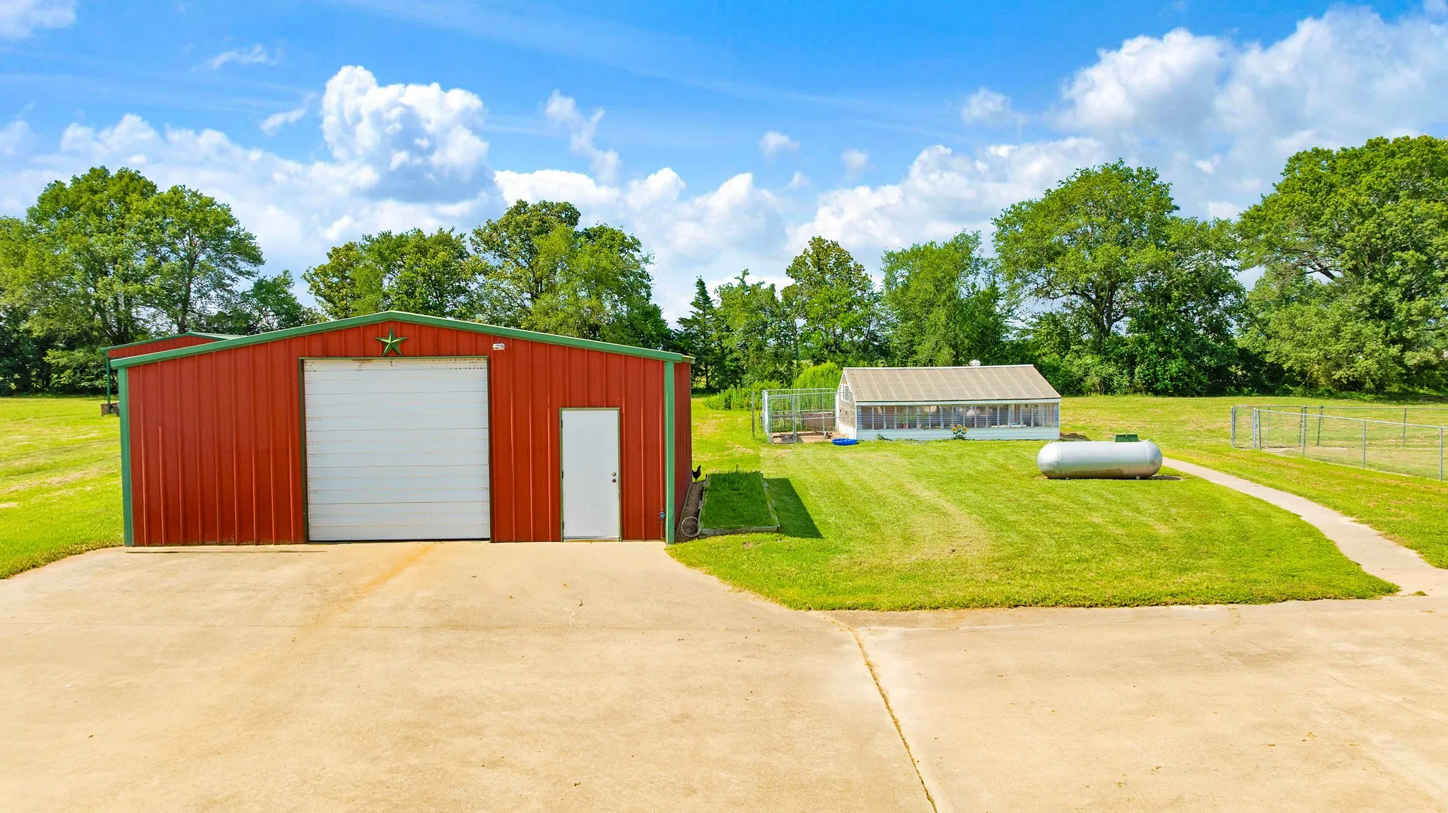 Single Family Residence For Sale in Lamar County , 1005 Us-82, Blossom, Texas 75416, 3 Bedroom, 4 Bathroom, 2 Garage spaces, 2,780 Sqft, built in 1998, mls#21318646, Real Estate Agent in Blossom, Homes For Sale in Lamar county, Homes For Sale in Blossom, Realtor in Blossom Texas, Real Estate Brokerage Independent Realty Texas, Luminita Cordes Realtor
