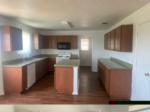 Single Family Residence For Rent in Dallas County , 14860 Bell Manor Court, Balch Springs, Texas 75180, 4 Bedroom, 3 Bathroom, 2 Garage spaces, 2,358 Sqft, built in 2004, mls#21321354, Real Estate Agent in Balch Springs, Homes For Rent in Dallas county, Homes For Rent in Balch Springs, Realtor in Balch Springs Texas, Real Estate Brokerage Independent Realty Texas, Luminita Cordes Realtor