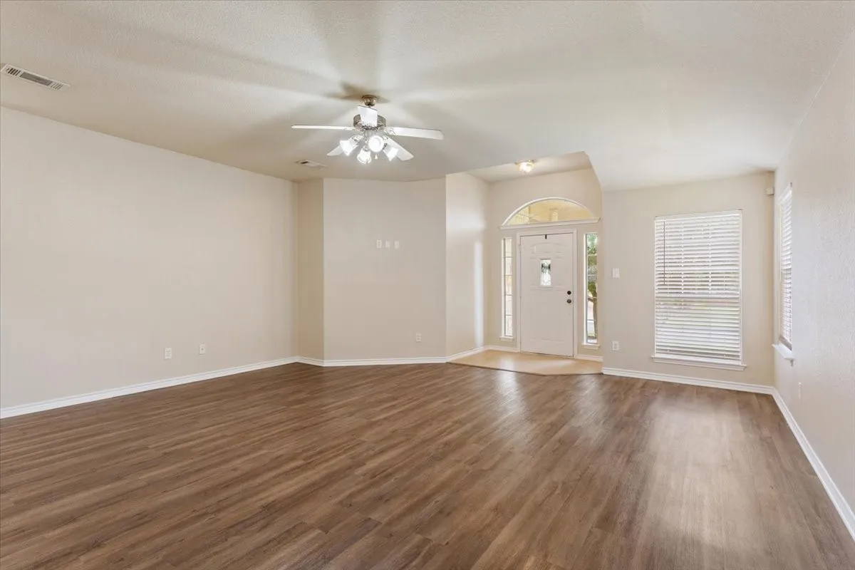 Single Family Residence For Sale in Mc Lennan County , 6537 Mundo Drive, Waco, Texas 76712, 4 Bedroom, 2 Bathroom, 2 Garage spaces, 2,038 Sqft, built in 2008, mls#21321357, Real Estate Agent in Waco, Homes For Sale in Mc Lennan county, Homes For Sale in Waco, Realtor in Waco Texas, Real Estate Brokerage Independent Realty Texas, Luminita Cordes Realtor
