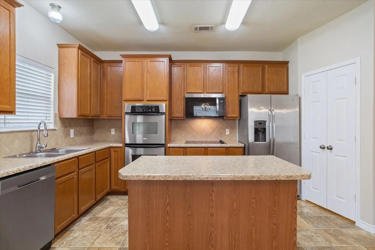 Single Family Residence For Sale in Mc Lennan County , 6537 Mundo Drive, Waco, Texas 76712, 4 Bedroom, 2 Bathroom, 2 Garage spaces, 2,038 Sqft, built in 2008, mls#21321357, Real Estate Agent in Waco, Homes For Sale in Mc Lennan county, Homes For Sale in Waco, Realtor in Waco Texas, Real Estate Brokerage Independent Realty Texas, Luminita Cordes Realtor