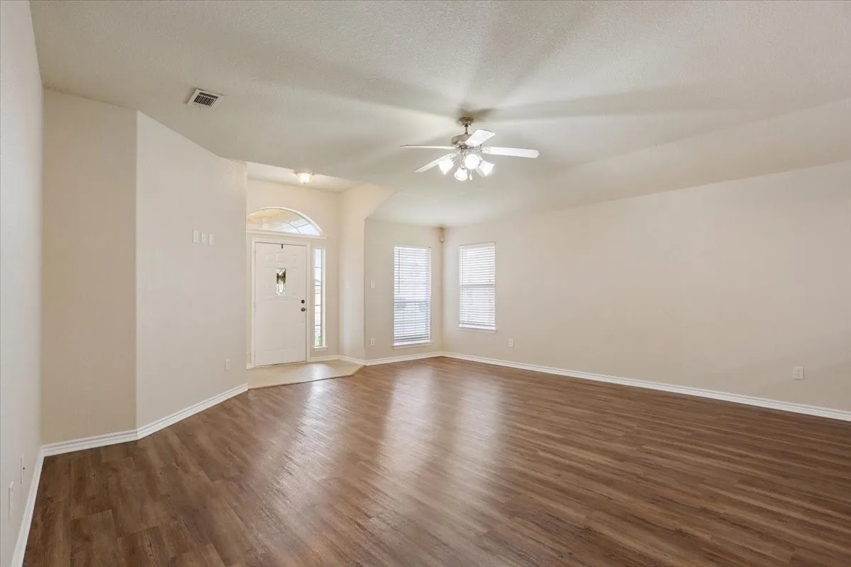Single Family Residence For Sale in Mc Lennan County , 6537 Mundo Drive, Waco, Texas 76712, 4 Bedroom, 2 Bathroom, 2 Garage spaces, 2,038 Sqft, built in 2008, mls#21321357, Real Estate Agent in Waco, Homes For Sale in Mc Lennan county, Homes For Sale in Waco, Realtor in Waco Texas, Real Estate Brokerage Independent Realty Texas, Luminita Cordes Realtor