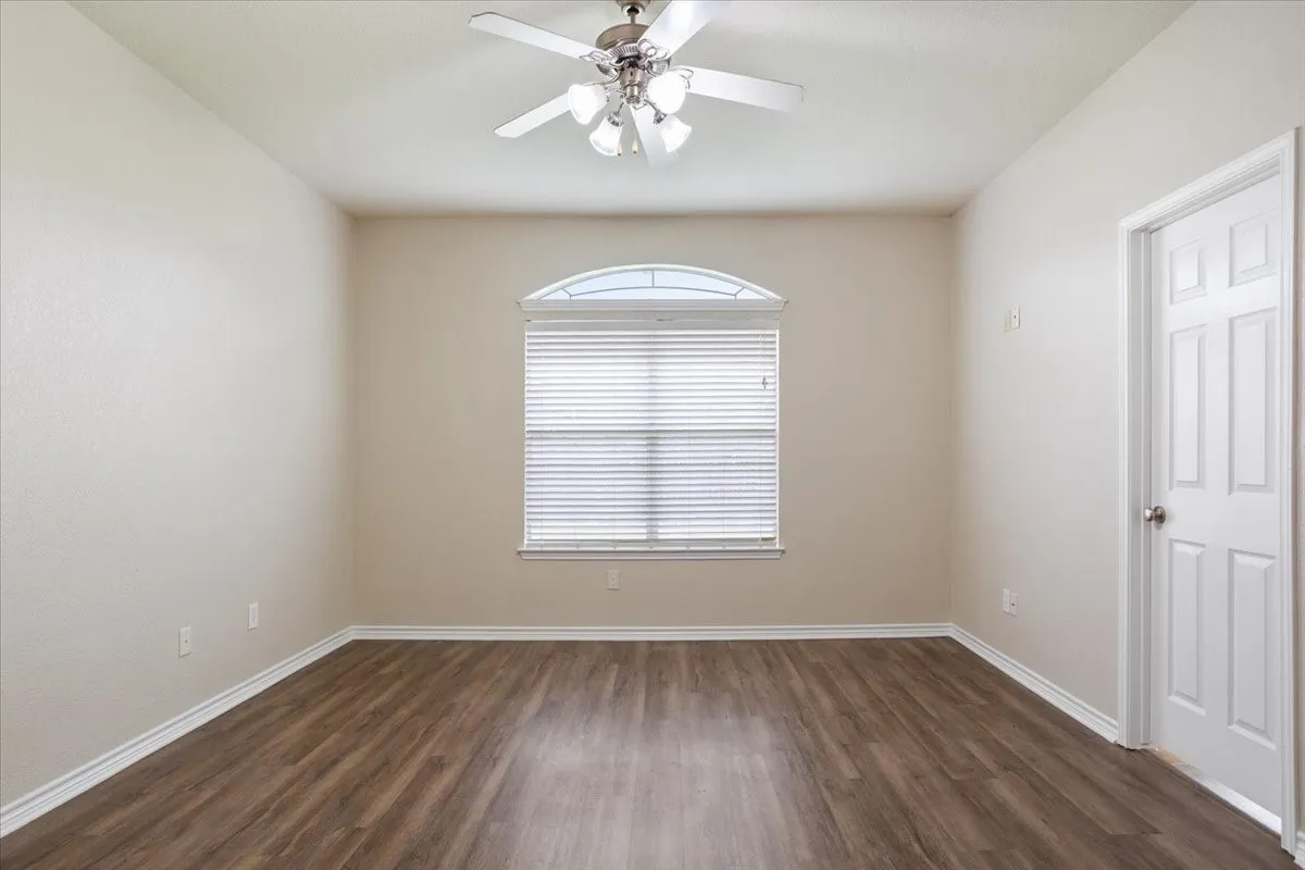 Single Family Residence For Sale in Mc Lennan County , 6537 Mundo Drive, Waco, Texas 76712, 4 Bedroom, 2 Bathroom, 2 Garage spaces, 2,038 Sqft, built in 2008, mls#21321357, Real Estate Agent in Waco, Homes For Sale in Mc Lennan county, Homes For Sale in Waco, Realtor in Waco Texas, Real Estate Brokerage Independent Realty Texas, Luminita Cordes Realtor