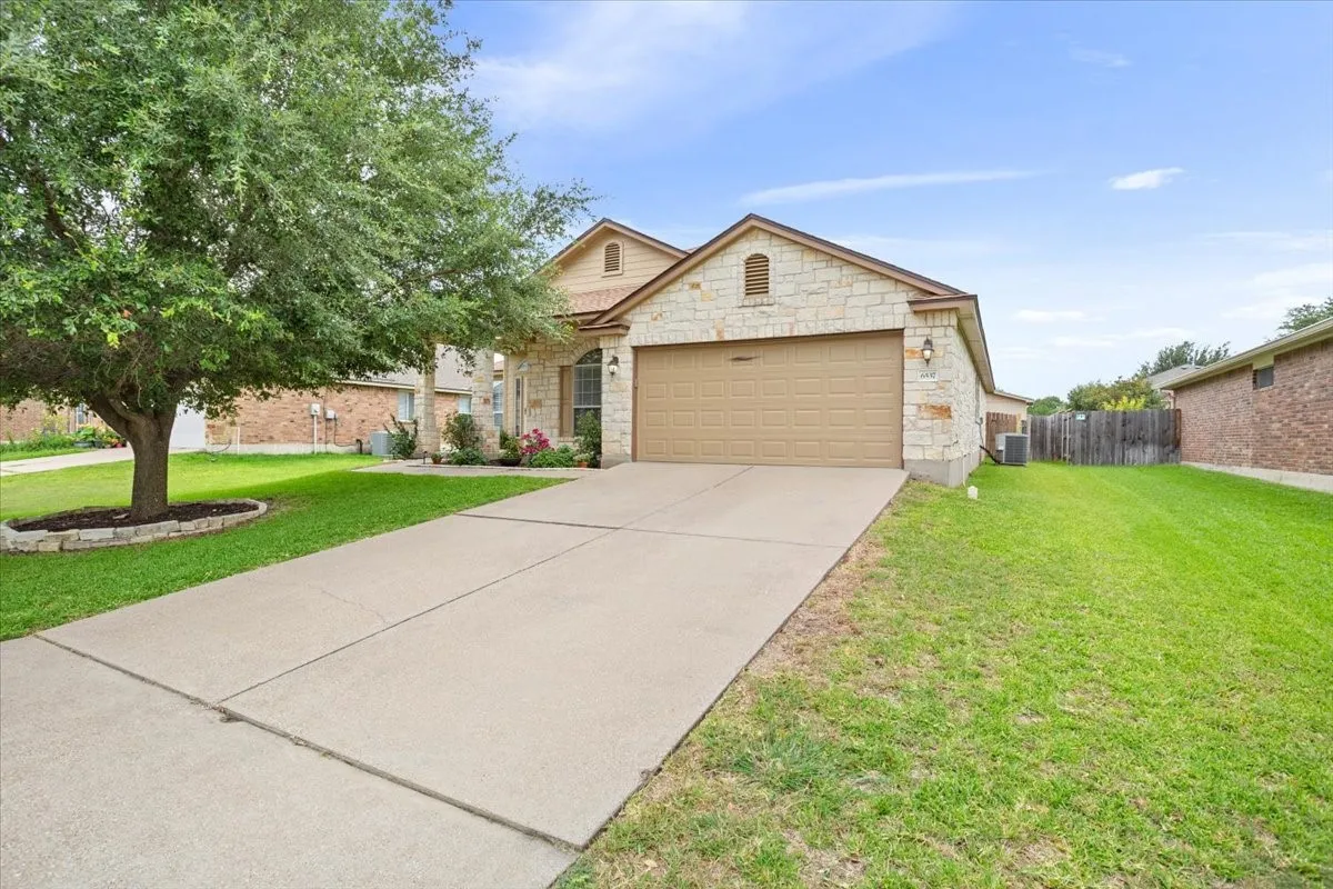 Single Family Residence For Sale in Mc Lennan County , 6537 Mundo Drive, Waco, Texas 76712, 4 Bedroom, 2 Bathroom, 2 Garage spaces, 2,038 Sqft, built in 2008, mls#21321357, Real Estate Agent in Waco, Homes For Sale in Mc Lennan county, Homes For Sale in Waco, Realtor in Waco Texas, Real Estate Brokerage Independent Realty Texas, Luminita Cordes Realtor