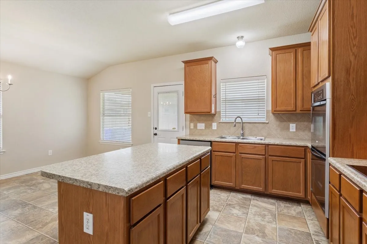 Single Family Residence For Sale in Mc Lennan County , 6537 Mundo Drive, Waco, Texas 76712, 4 Bedroom, 2 Bathroom, 2 Garage spaces, 2,038 Sqft, built in 2008, mls#21321357, Real Estate Agent in Waco, Homes For Sale in Mc Lennan county, Homes For Sale in Waco, Realtor in Waco Texas, Real Estate Brokerage Independent Realty Texas, Luminita Cordes Realtor