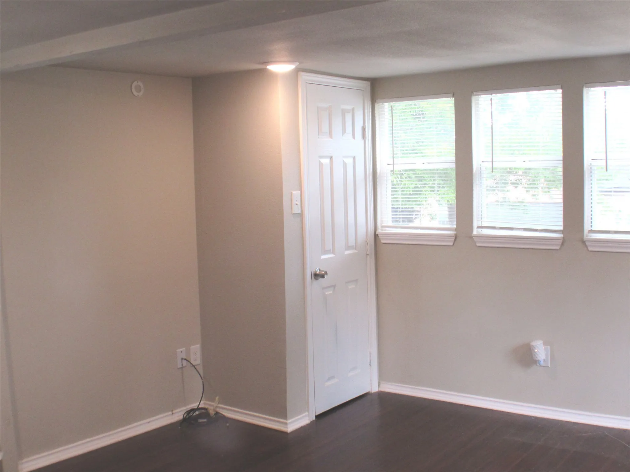 Corner closet and lots of windows!!