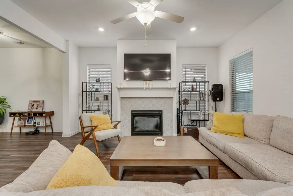 Single Family Residence For Sale in Dallas County , 5411 Waterloo Drive, Sachse, Texas 75048, 3 Bedroom, 3 Bathroom, 2 Garage spaces, 2,048 Sqft, built in 2021, mls#21317823, Real Estate Agent in Sachse, Homes For Sale in Dallas county, Homes For Sale in Sachse, Realtor in Sachse Texas, Real Estate Brokerage Independent Realty Texas, Luminita Cordes Realtor