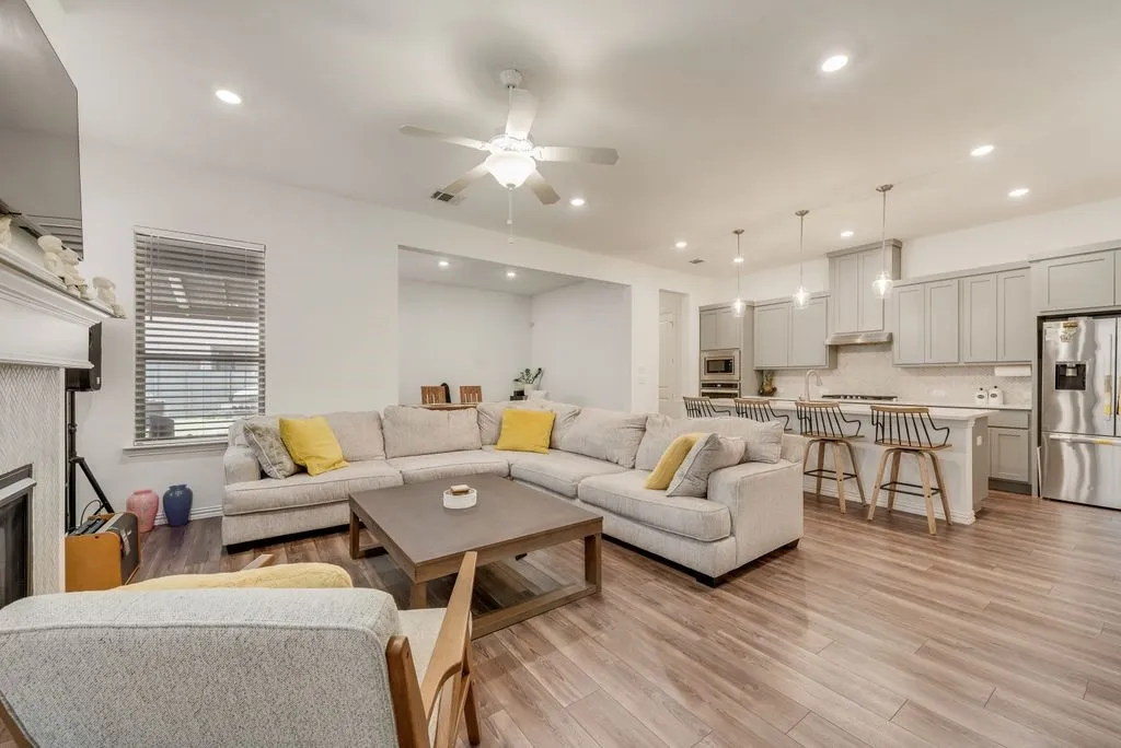 Single Family Residence For Sale in Dallas County , 5411 Waterloo Drive, Sachse, Texas 75048, 3 Bedroom, 3 Bathroom, 2 Garage spaces, 2,048 Sqft, built in 2021, mls#21317823, Real Estate Agent in Sachse, Homes For Sale in Dallas county, Homes For Sale in Sachse, Realtor in Sachse Texas, Real Estate Brokerage Independent Realty Texas, Luminita Cordes Realtor
