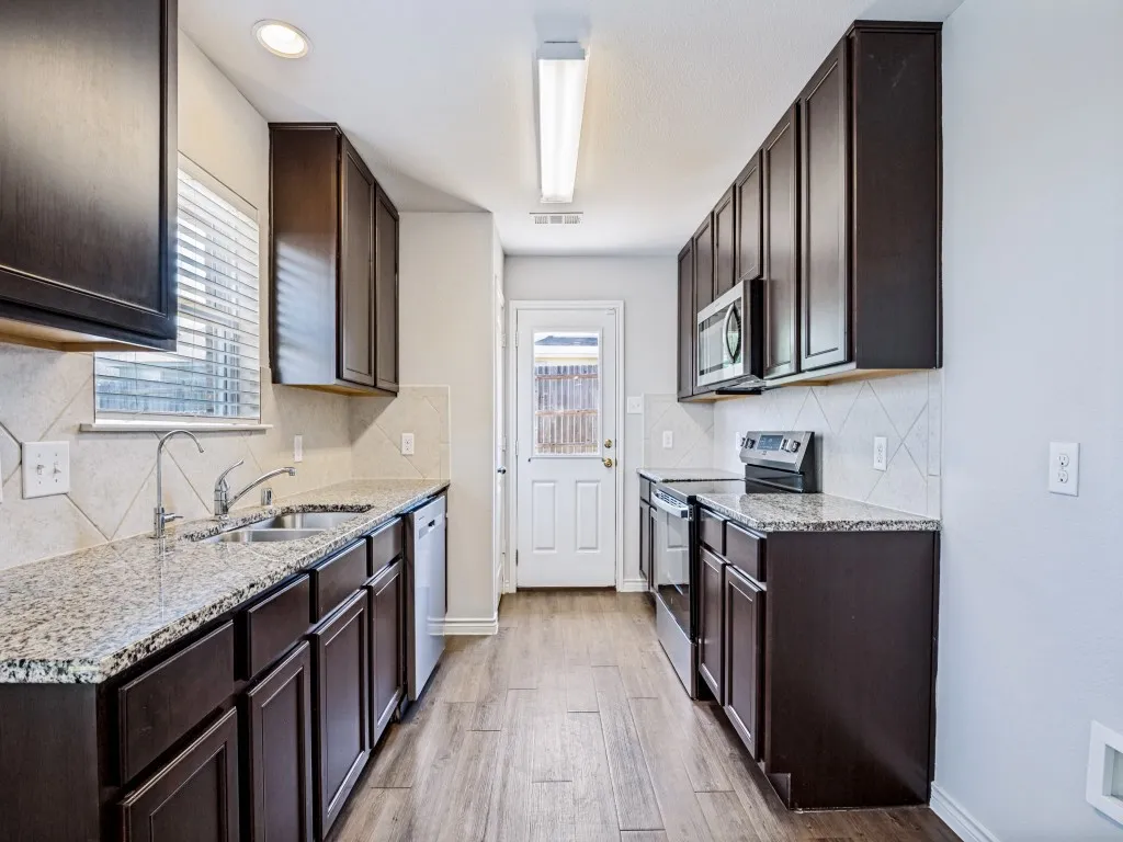 Single Family Residence For Sale in Ellis County , 1603 Blue Jay Drive, Ennis, Texas 75119, 4 Bedroom, 2 Bathroom, 2 Garage spaces, 1,640 Sqft, built in 2018, mls#21321333, Real Estate Agent in Ennis, Homes For Sale in Ellis county, Homes For Sale in Ennis, Realtor in Ennis Texas, Real Estate Brokerage Independent Realty Texas, Luminita Cordes Realtor