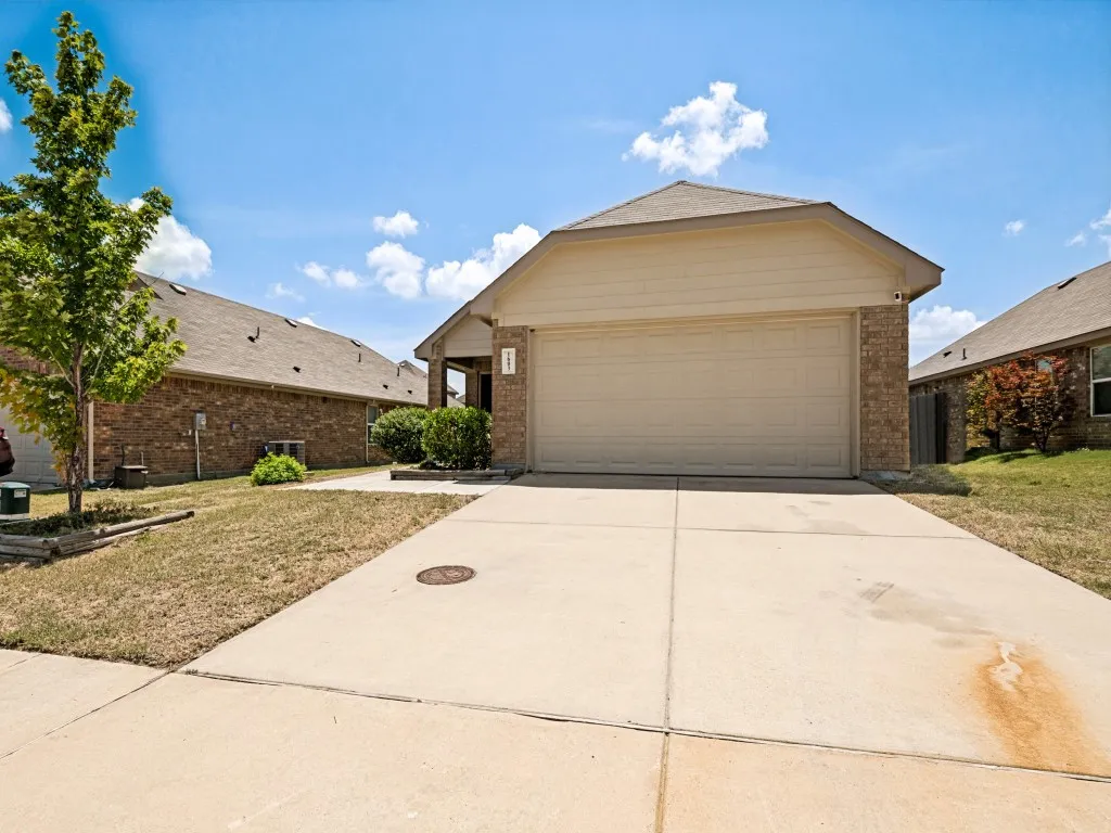 Single Family Residence For Sale in Ellis County , 1603 Blue Jay Drive, Ennis, Texas 75119, 4 Bedroom, 2 Bathroom, 2 Garage spaces, 1,640 Sqft, built in 2018, mls#21321333, Real Estate Agent in Ennis, Homes For Sale in Ellis county, Homes For Sale in Ennis, Realtor in Ennis Texas, Real Estate Brokerage Independent Realty Texas, Luminita Cordes Realtor