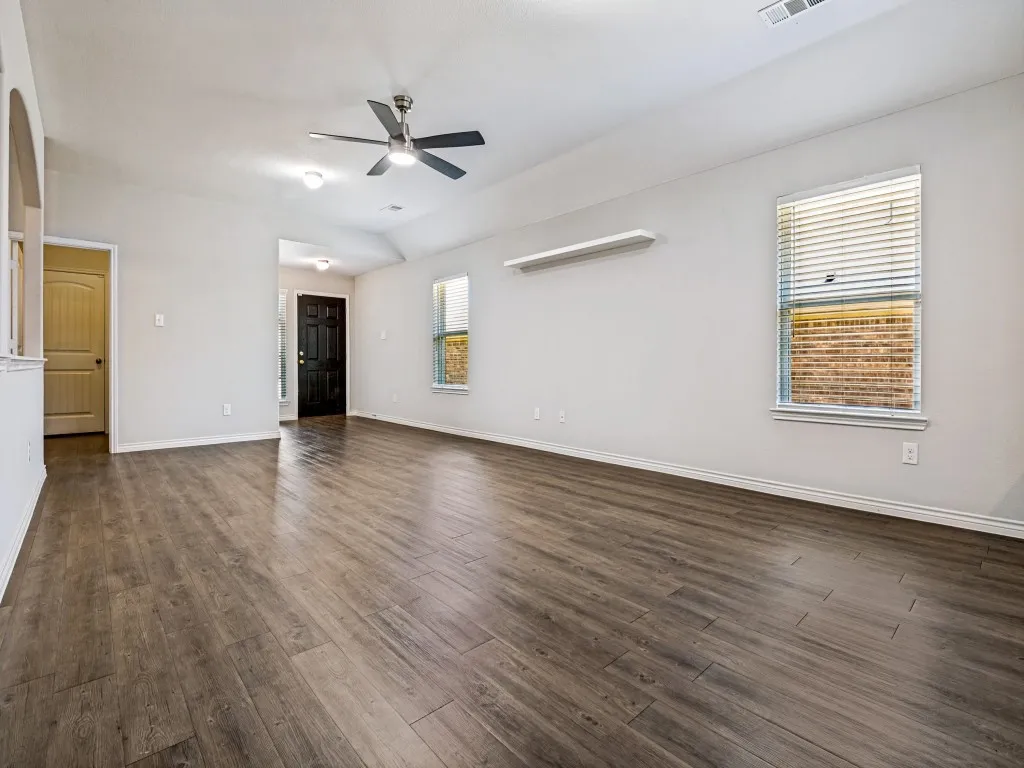 Single Family Residence For Sale in Ellis County , 1603 Blue Jay Drive, Ennis, Texas 75119, 4 Bedroom, 2 Bathroom, 2 Garage spaces, 1,640 Sqft, built in 2018, mls#21321333, Real Estate Agent in Ennis, Homes For Sale in Ellis county, Homes For Sale in Ennis, Realtor in Ennis Texas, Real Estate Brokerage Independent Realty Texas, Luminita Cordes Realtor