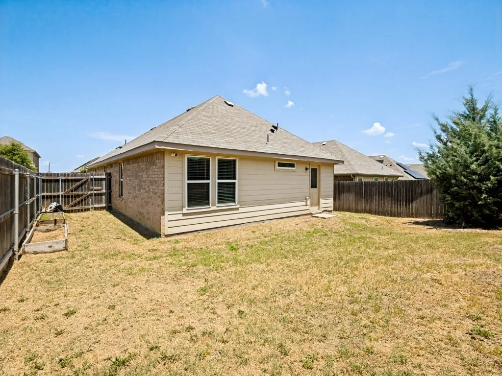 Single Family Residence For Sale in Ellis County , 1603 Blue Jay Drive, Ennis, Texas 75119, 4 Bedroom, 2 Bathroom, 2 Garage spaces, 1,640 Sqft, built in 2018, mls#21321333, Real Estate Agent in Ennis, Homes For Sale in Ellis county, Homes For Sale in Ennis, Realtor in Ennis Texas, Real Estate Brokerage Independent Realty Texas, Luminita Cordes Realtor