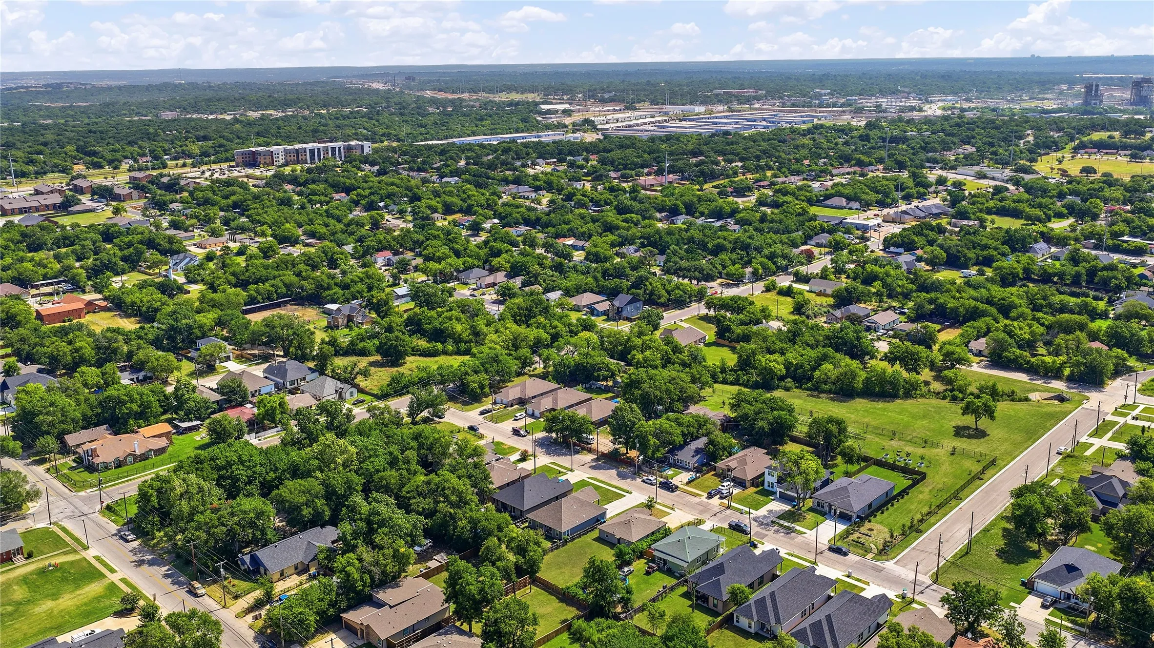 Single Family Residence For Sale in Tarrant County , 2128 RW Bivens Lane, Fort Worth, Texas 76105, 3 Bedroom, 2 Bathroom, 2 Garage spaces, 1,046 Sqft, built in 2021, mls#21321402, Real Estate Agent in Fort Worth, Homes For Sale in Tarrant county, Homes For Sale in Fort Worth, Realtor in Fort Worth Texas, Real Estate Brokerage Independent Realty Texas, Luminita Cordes Realtor