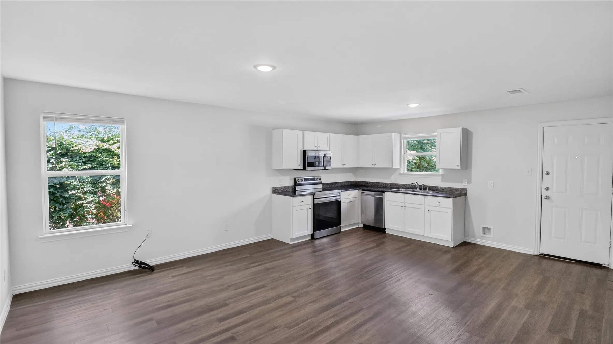 Single Family Residence For Sale in Tarrant County , 2128 RW Bivens Lane, Fort Worth, Texas 76105, 3 Bedroom, 2 Bathroom, 2 Garage spaces, 1,046 Sqft, built in 2021, mls#21321402, Real Estate Agent in Fort Worth, Homes For Sale in Tarrant county, Homes For Sale in Fort Worth, Realtor in Fort Worth Texas, Real Estate Brokerage Independent Realty Texas, Luminita Cordes Realtor
