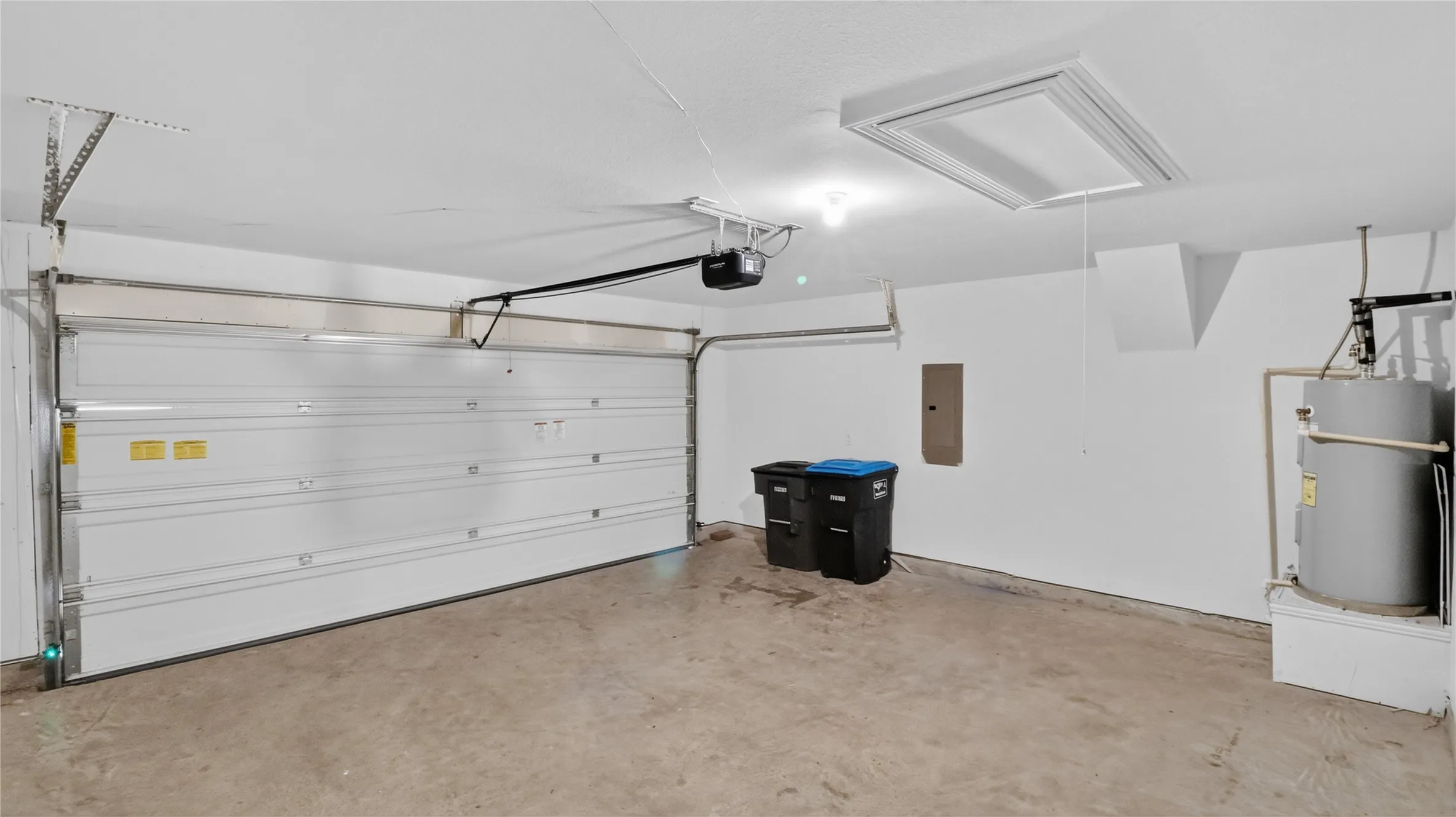 Single Family Residence For Sale in Tarrant County , 2128 RW Bivens Lane, Fort Worth, Texas 76105, 3 Bedroom, 2 Bathroom, 2 Garage spaces, 1,046 Sqft, built in 2021, mls#21321402, Real Estate Agent in Fort Worth, Homes For Sale in Tarrant county, Homes For Sale in Fort Worth, Realtor in Fort Worth Texas, Real Estate Brokerage Independent Realty Texas, Luminita Cordes Realtor