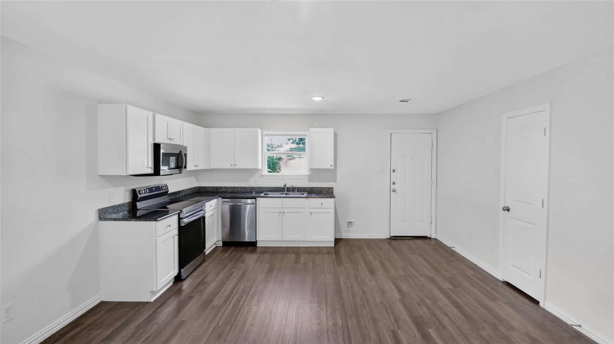 Single Family Residence For Sale in Tarrant County , 2128 RW Bivens Lane, Fort Worth, Texas 76105, 3 Bedroom, 2 Bathroom, 2 Garage spaces, 1,046 Sqft, built in 2021, mls#21321402, Real Estate Agent in Fort Worth, Homes For Sale in Tarrant county, Homes For Sale in Fort Worth, Realtor in Fort Worth Texas, Real Estate Brokerage Independent Realty Texas, Luminita Cordes Realtor