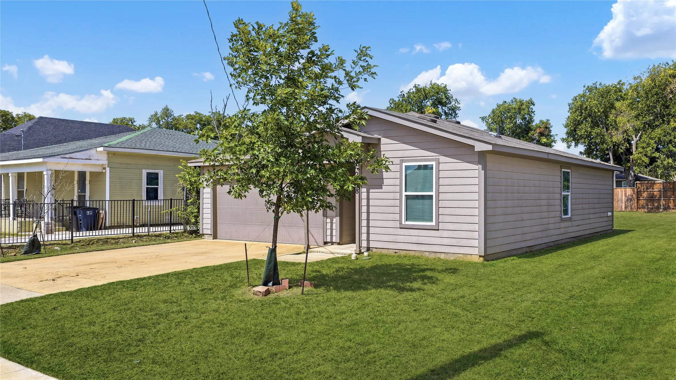 Single Family Residence For Sale in Tarrant County , 2128 RW Bivens Lane, Fort Worth, Texas 76105, 3 Bedroom, 2 Bathroom, 2 Garage spaces, 1,046 Sqft, built in 2021, mls#21321402, Real Estate Agent in Fort Worth, Homes For Sale in Tarrant county, Homes For Sale in Fort Worth, Realtor in Fort Worth Texas, Real Estate Brokerage Independent Realty Texas, Luminita Cordes Realtor