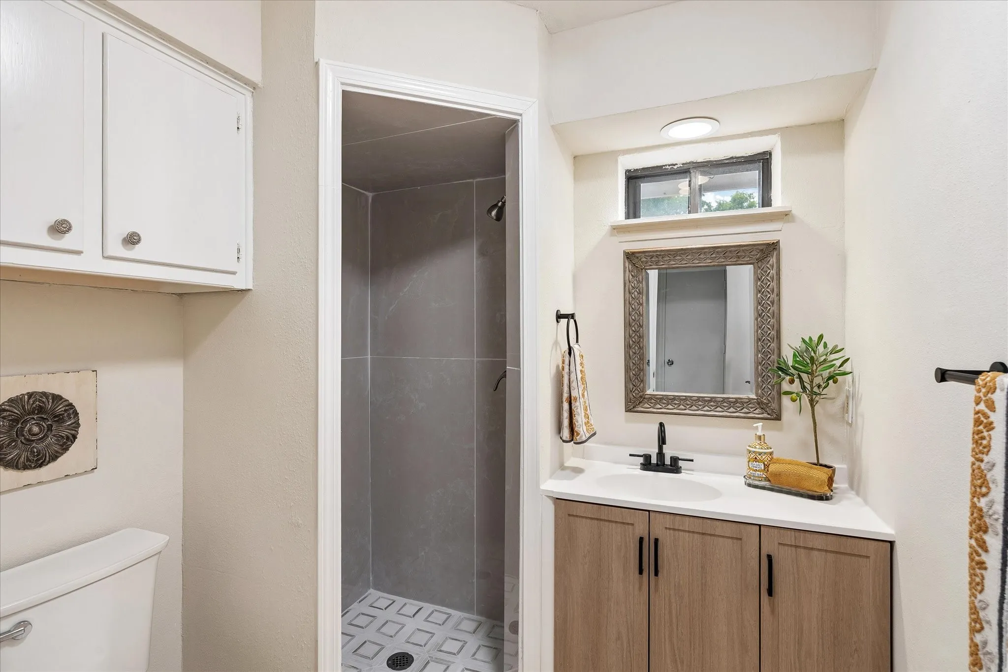 Full guest bathroom