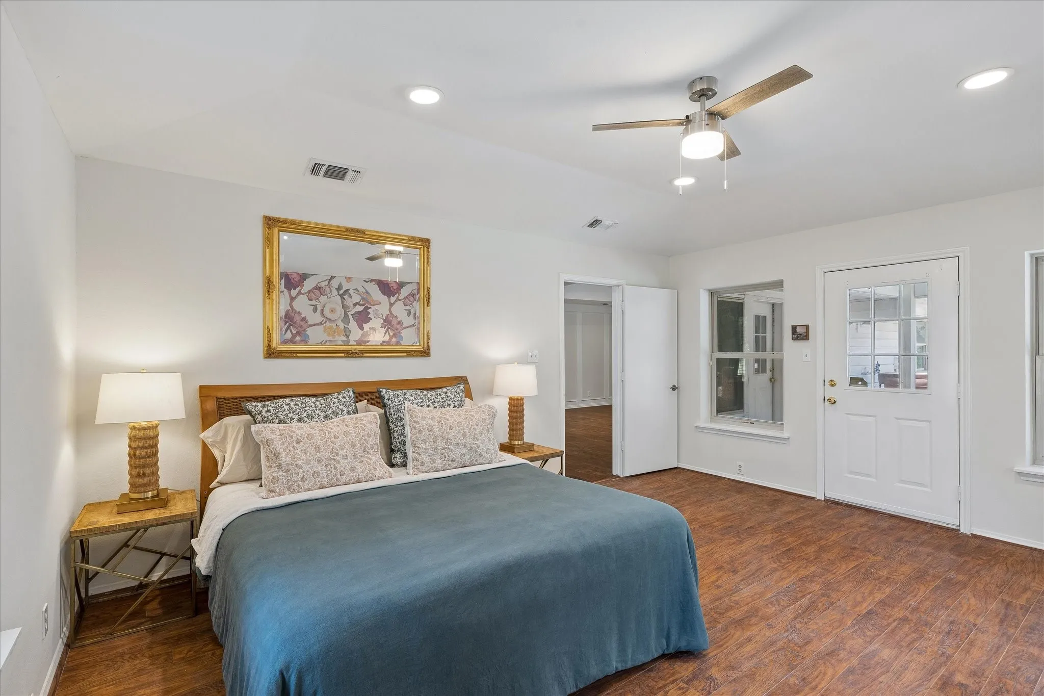 Primary bedroom with accress to covered patio