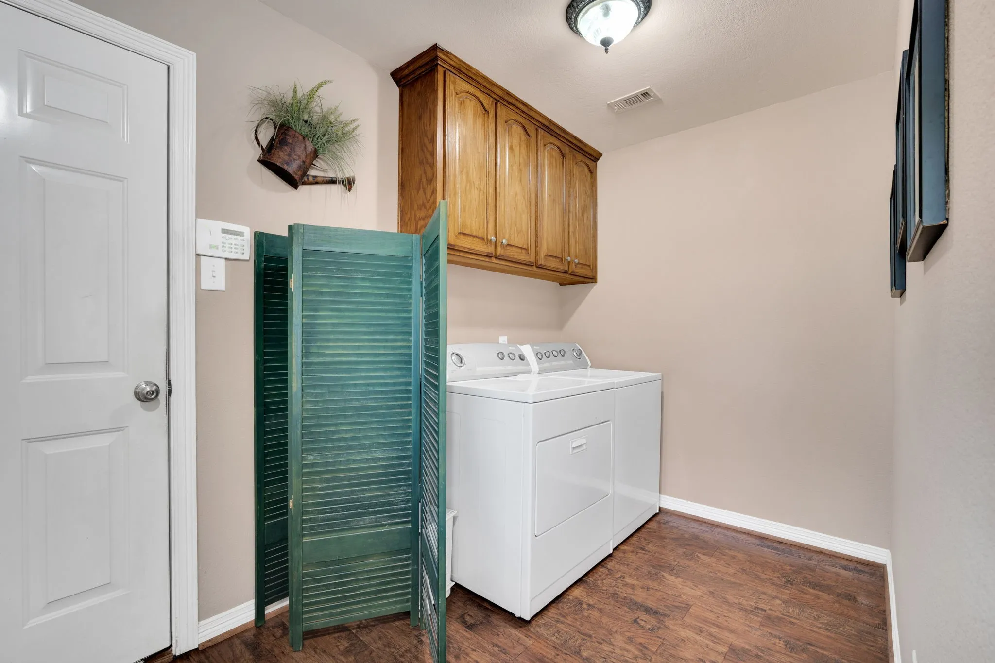 Single Family Residence For Sale in Ellis County , 7810 Mavis Avenue, Waxahachie, Texas 75167, 4 Bedroom, 3 Bathroom, 2 Garage spaces, 2,675 Sqft, built in 1999, mls#21321416, Real Estate Agent in Waxahachie, Homes For Sale in Ellis county, Homes For Sale in Waxahachie, Realtor in Waxahachie Texas, Real Estate Brokerage Independent Realty Texas, Luminita Cordes Realtor