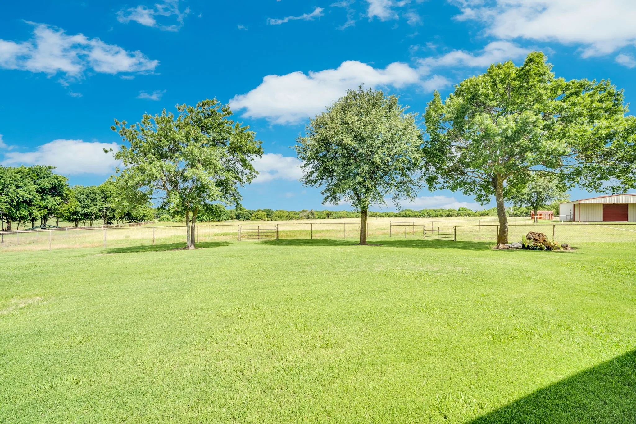 Single Family Residence For Sale in Ellis County , 7810 Mavis Avenue, Waxahachie, Texas 75167, 4 Bedroom, 3 Bathroom, 2 Garage spaces, 2,675 Sqft, built in 1999, mls#21321416, Real Estate Agent in Waxahachie, Homes For Sale in Ellis county, Homes For Sale in Waxahachie, Realtor in Waxahachie Texas, Real Estate Brokerage Independent Realty Texas, Luminita Cordes Realtor