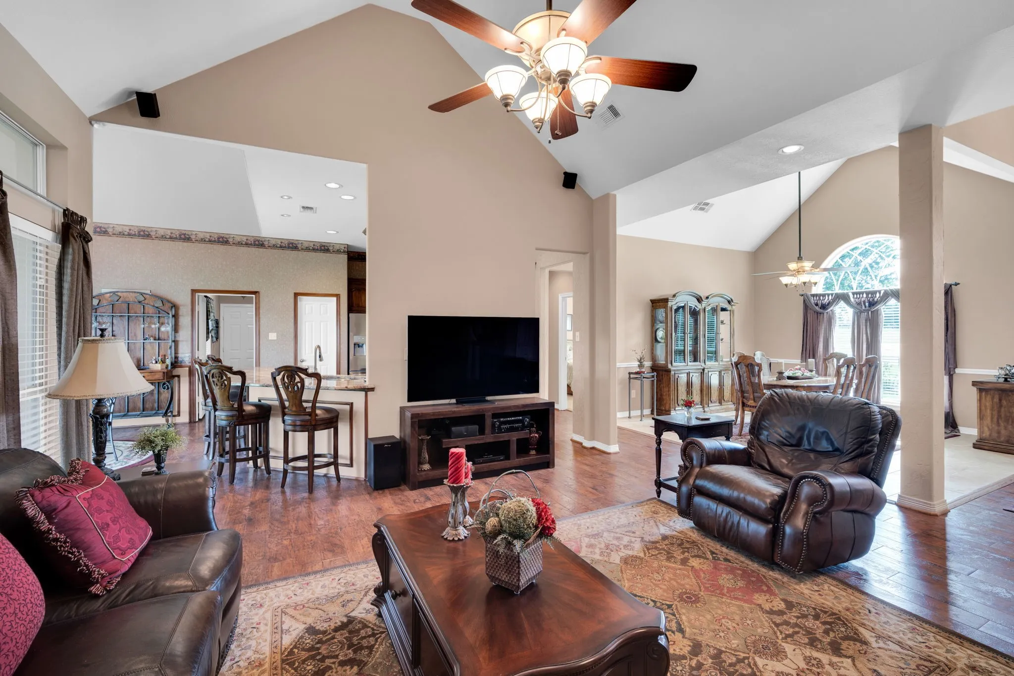 Single Family Residence For Sale in Ellis County , 7810 Mavis Avenue, Waxahachie, Texas 75167, 4 Bedroom, 3 Bathroom, 2 Garage spaces, 2,675 Sqft, built in 1999, mls#21321416, Real Estate Agent in Waxahachie, Homes For Sale in Ellis county, Homes For Sale in Waxahachie, Realtor in Waxahachie Texas, Real Estate Brokerage Independent Realty Texas, Luminita Cordes Realtor