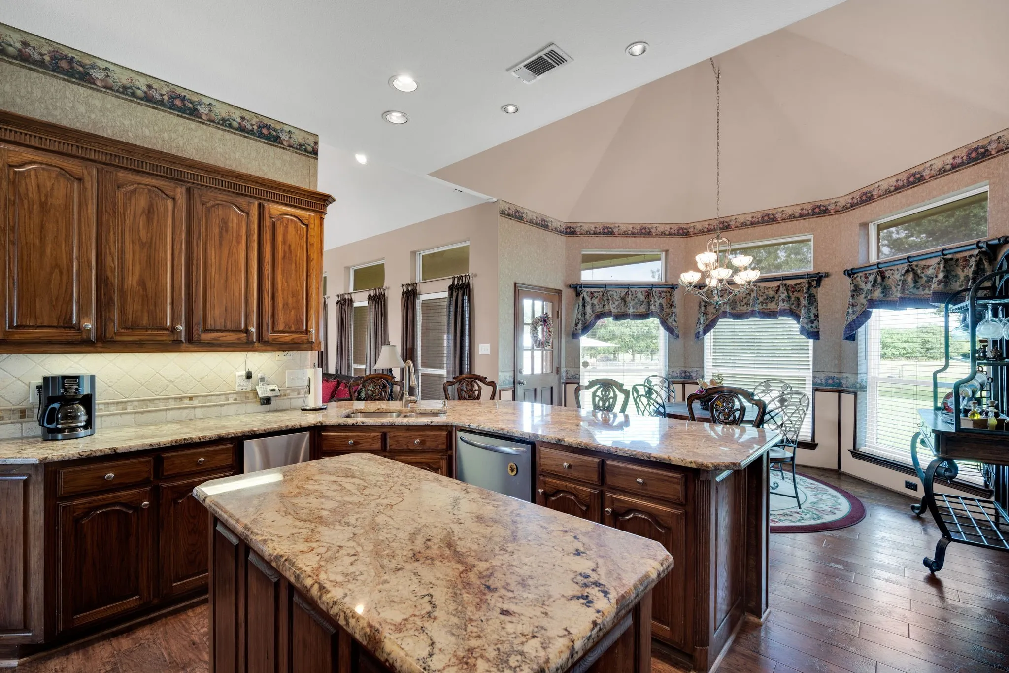 Single Family Residence For Sale in Ellis County , 7810 Mavis Avenue, Waxahachie, Texas 75167, 4 Bedroom, 3 Bathroom, 2 Garage spaces, 2,675 Sqft, built in 1999, mls#21321416, Real Estate Agent in Waxahachie, Homes For Sale in Ellis county, Homes For Sale in Waxahachie, Realtor in Waxahachie Texas, Real Estate Brokerage Independent Realty Texas, Luminita Cordes Realtor