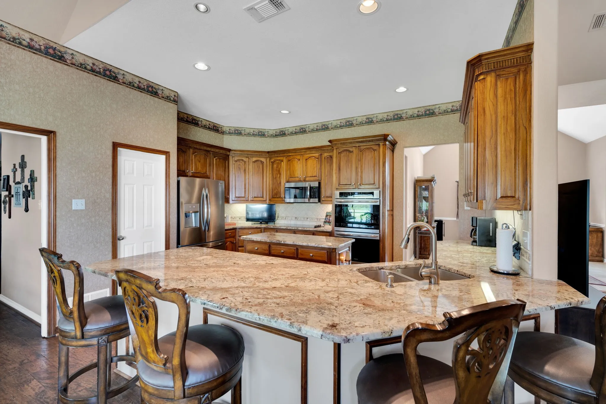 Single Family Residence For Sale in Ellis County , 7810 Mavis Avenue, Waxahachie, Texas 75167, 4 Bedroom, 3 Bathroom, 2 Garage spaces, 2,675 Sqft, built in 1999, mls#21321416, Real Estate Agent in Waxahachie, Homes For Sale in Ellis county, Homes For Sale in Waxahachie, Realtor in Waxahachie Texas, Real Estate Brokerage Independent Realty Texas, Luminita Cordes Realtor
