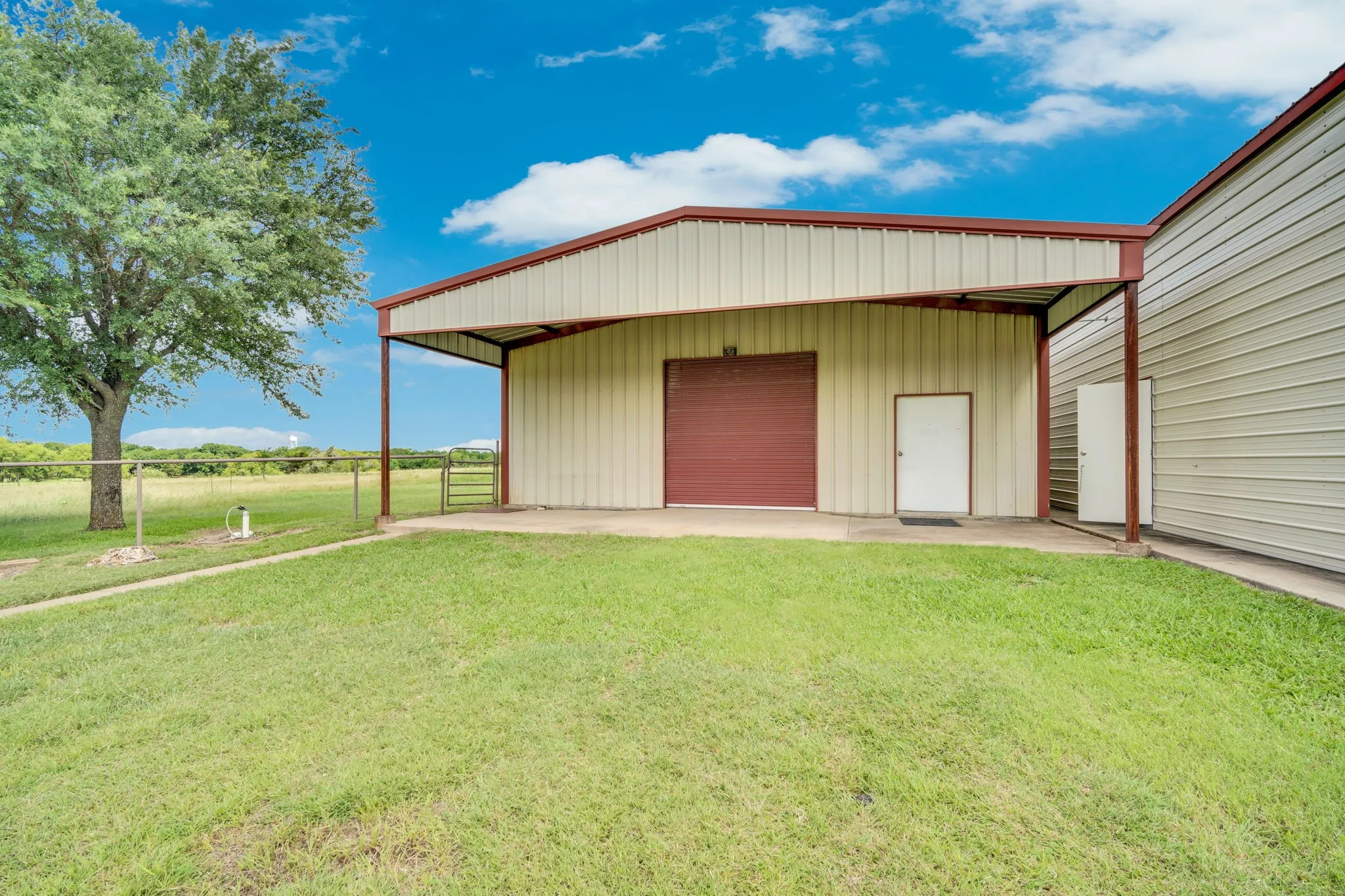 Single Family Residence For Sale in Ellis County , 7810 Mavis Avenue, Waxahachie, Texas 75167, 4 Bedroom, 3 Bathroom, 2 Garage spaces, 2,675 Sqft, built in 1999, mls#21321416, Real Estate Agent in Waxahachie, Homes For Sale in Ellis county, Homes For Sale in Waxahachie, Realtor in Waxahachie Texas, Real Estate Brokerage Independent Realty Texas, Luminita Cordes Realtor