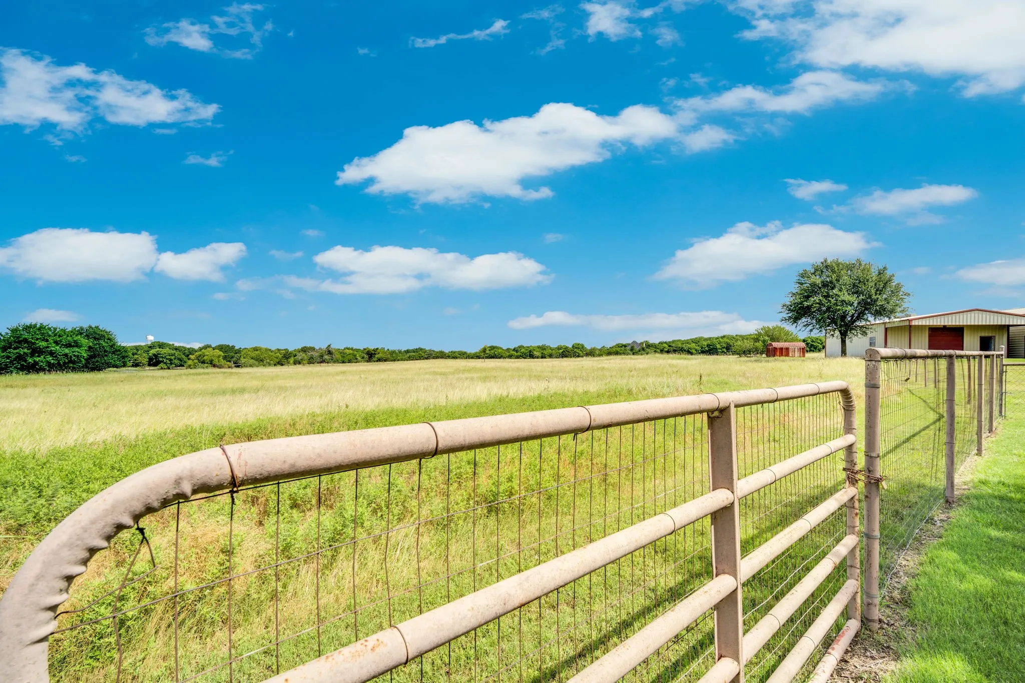 Single Family Residence For Sale in Ellis County , 7810 Mavis Avenue, Waxahachie, Texas 75167, 4 Bedroom, 3 Bathroom, 2 Garage spaces, 2,675 Sqft, built in 1999, mls#21321416, Real Estate Agent in Waxahachie, Homes For Sale in Ellis county, Homes For Sale in Waxahachie, Realtor in Waxahachie Texas, Real Estate Brokerage Independent Realty Texas, Luminita Cordes Realtor