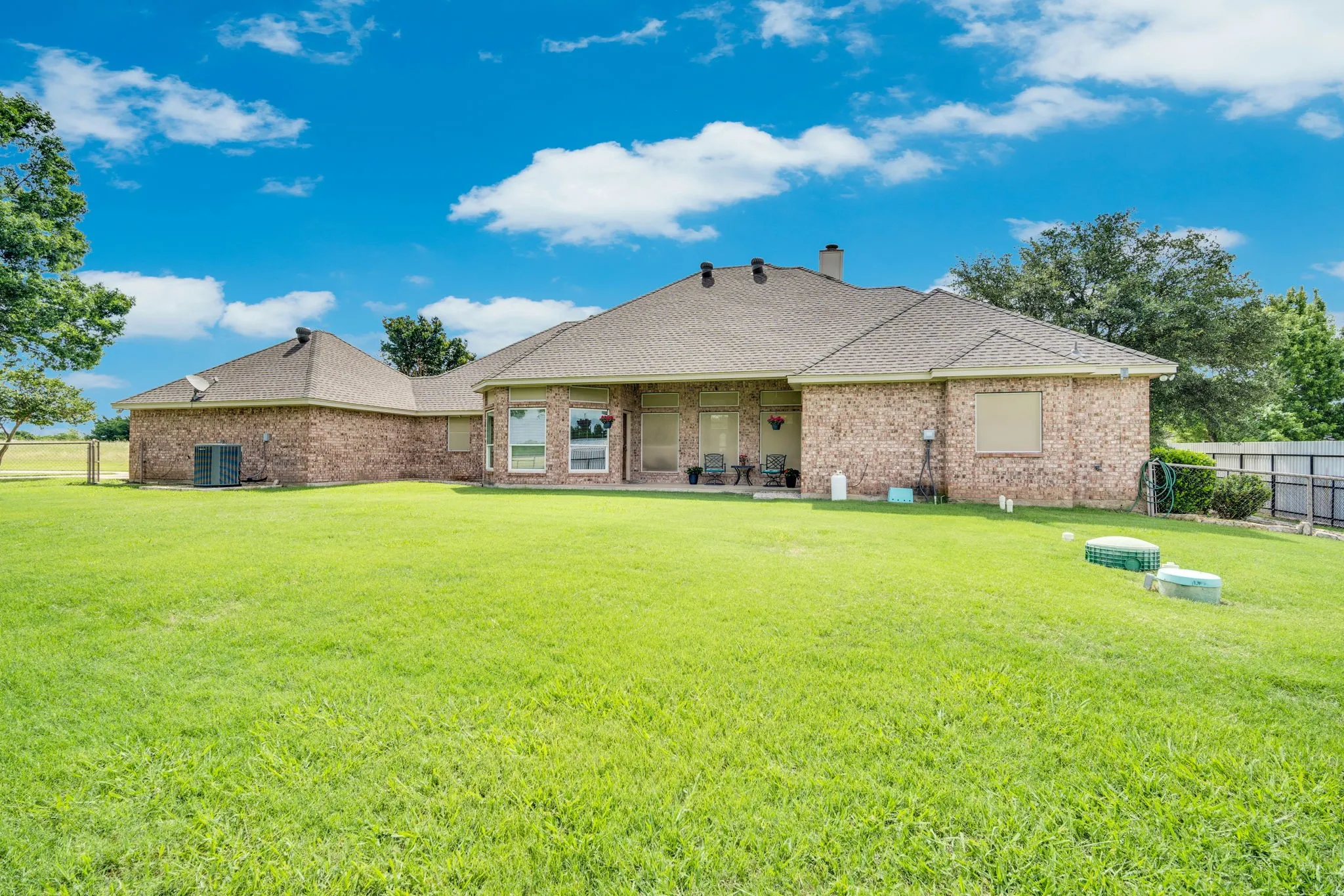 Single Family Residence For Sale in Ellis County , 7810 Mavis Avenue, Waxahachie, Texas 75167, 4 Bedroom, 3 Bathroom, 2 Garage spaces, 2,675 Sqft, built in 1999, mls#21321416, Real Estate Agent in Waxahachie, Homes For Sale in Ellis county, Homes For Sale in Waxahachie, Realtor in Waxahachie Texas, Real Estate Brokerage Independent Realty Texas, Luminita Cordes Realtor