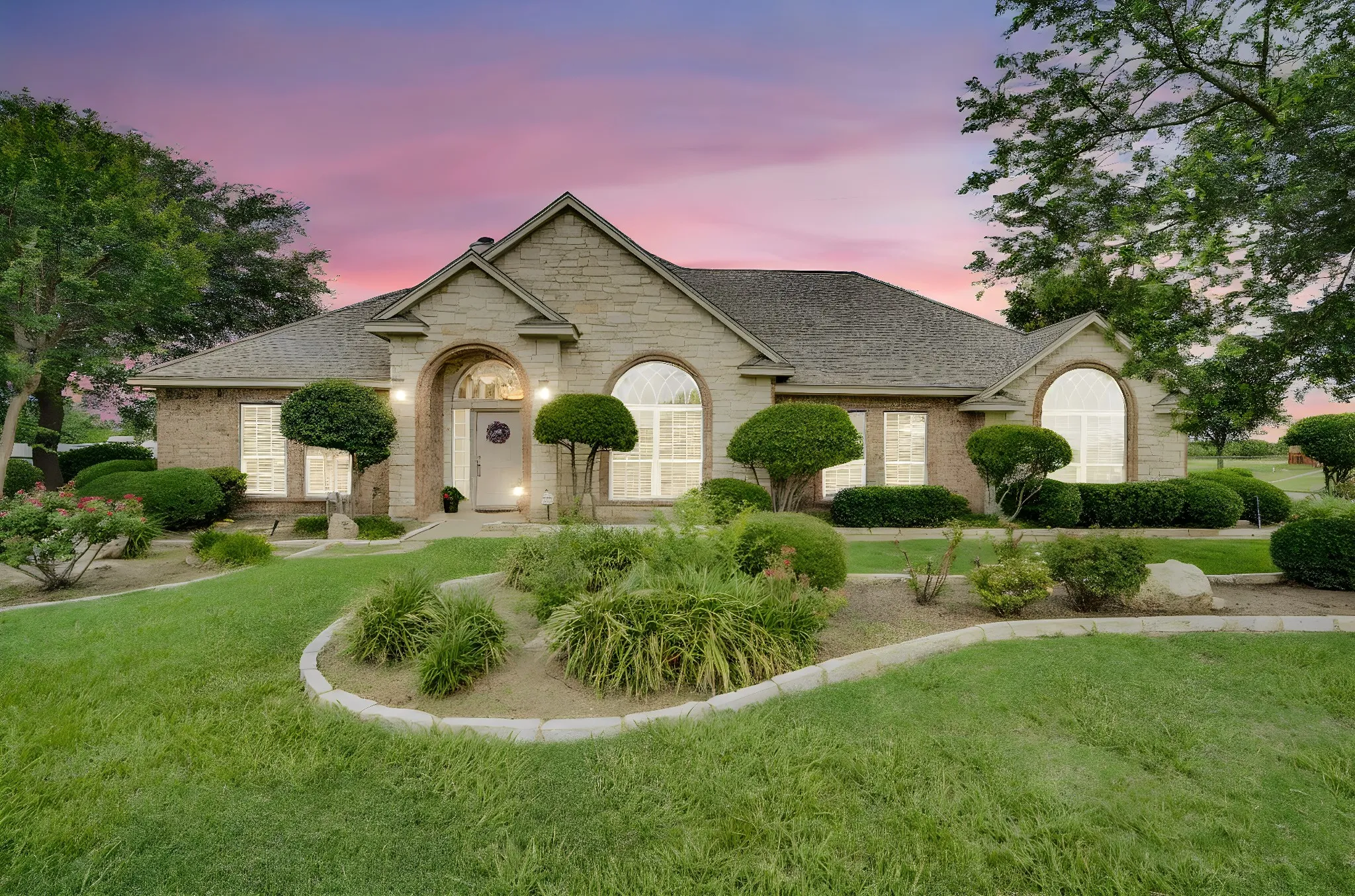 Single Family Residence For Sale in Ellis County , 7810 Mavis Avenue, Waxahachie, Texas 75167, 4 Bedroom, 3 Bathroom, 2 Garage spaces, 2,675 Sqft, built in 1999, mls#21321416, Real Estate Agent in Waxahachie, Homes For Sale in Ellis county, Homes For Sale in Waxahachie, Realtor in Waxahachie Texas, Real Estate Brokerage Independent Realty Texas, Luminita Cordes Realtor