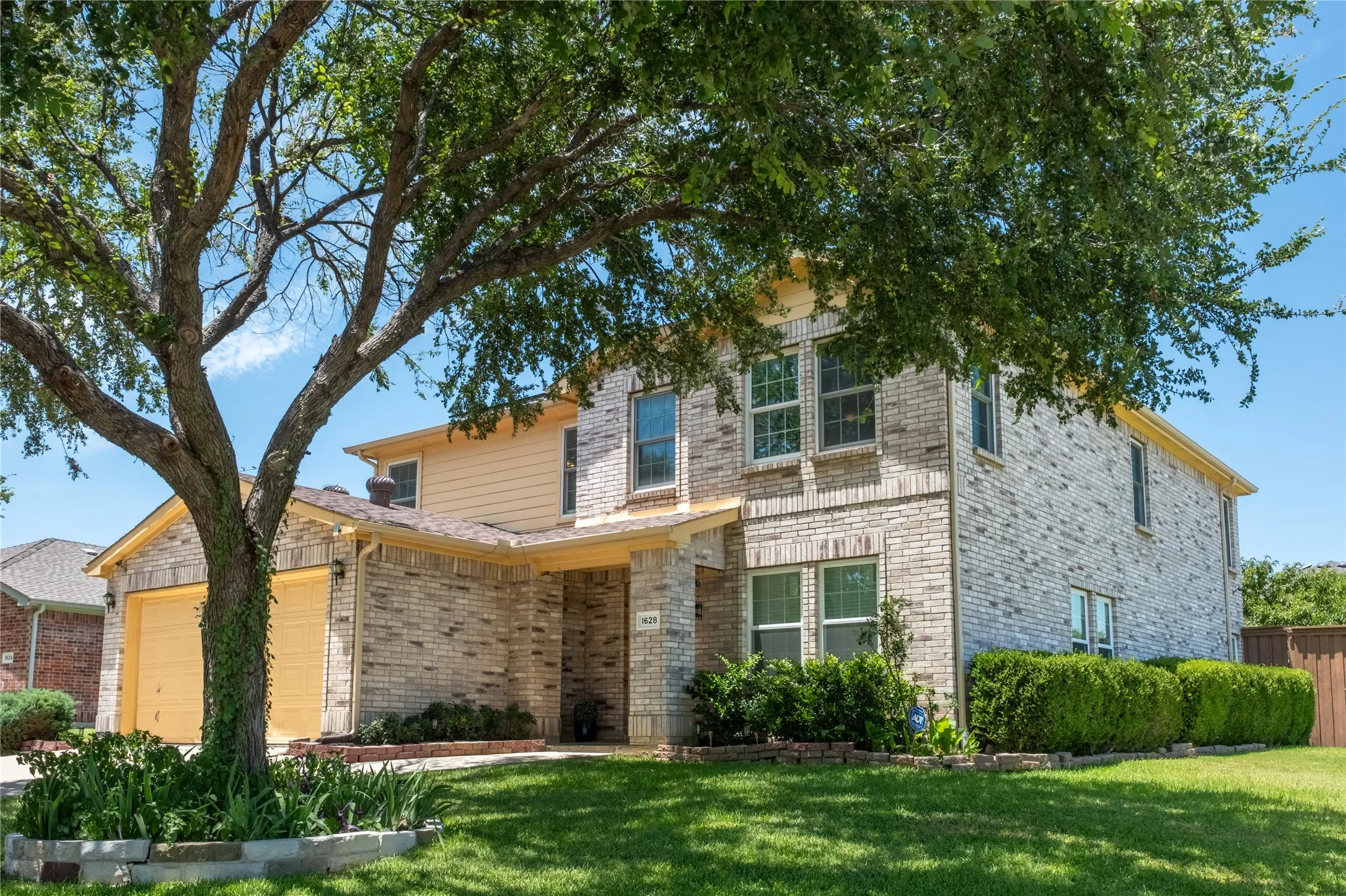 Single Family Residence For Sale in Denton County , 1628 Jewel Lane, Little Elm, Texas 75036, 4 Bedroom, 4 Bathroom, 2 Garage spaces, 3,375 Sqft, built in 2003, mls#21307929, Real Estate Agent in Little Elm, Homes For Sale in Denton county, Homes For Sale in Little Elm, Realtor in Little Elm Texas, Real Estate Brokerage Independent Realty Texas, Luminita Cordes Realtor