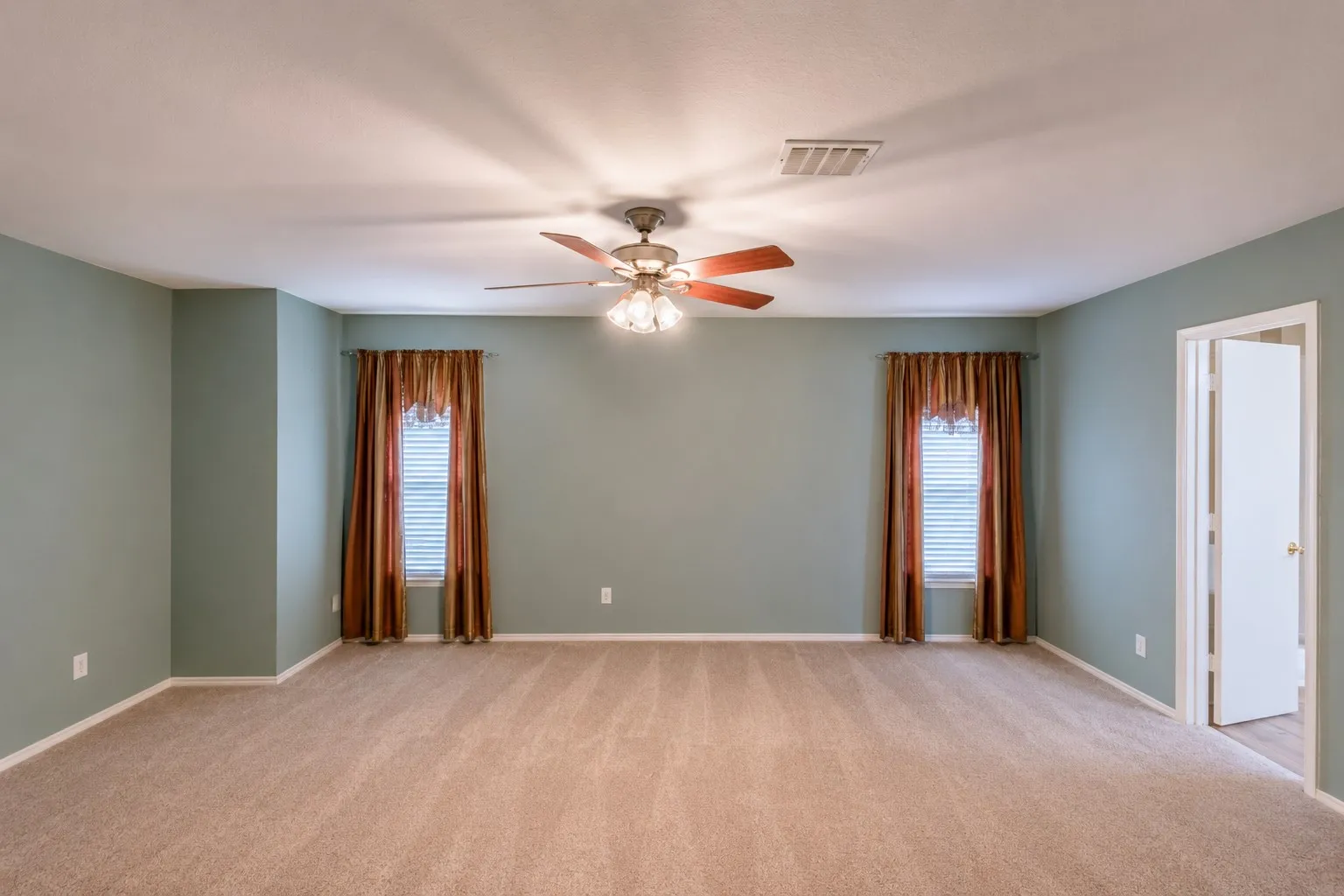 Single Family Residence For Sale in Denton County , 1628 Jewel Lane, Little Elm, Texas 75036, 4 Bedroom, 4 Bathroom, 2 Garage spaces, 3,375 Sqft, built in 2003, mls#21307929, Real Estate Agent in Little Elm, Homes For Sale in Denton county, Homes For Sale in Little Elm, Realtor in Little Elm Texas, Real Estate Brokerage Independent Realty Texas, Luminita Cordes Realtor