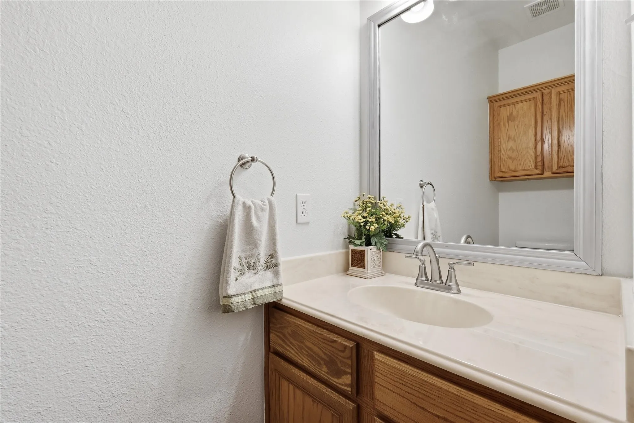 Single Family Residence For Sale in Denton County , 121 S Blue Bonnet Circle, Justin, Texas 76247, 4 Bedroom, 3 Bathroom, 2 Garage spaces, 2,127 Sqft, built in 1996, mls#21317863, Real Estate Agent in Justin, Homes For Sale in Denton county, Homes For Sale in Justin, Realtor in Justin Texas, Real Estate Brokerage Independent Realty Texas, Luminita Cordes Realtor