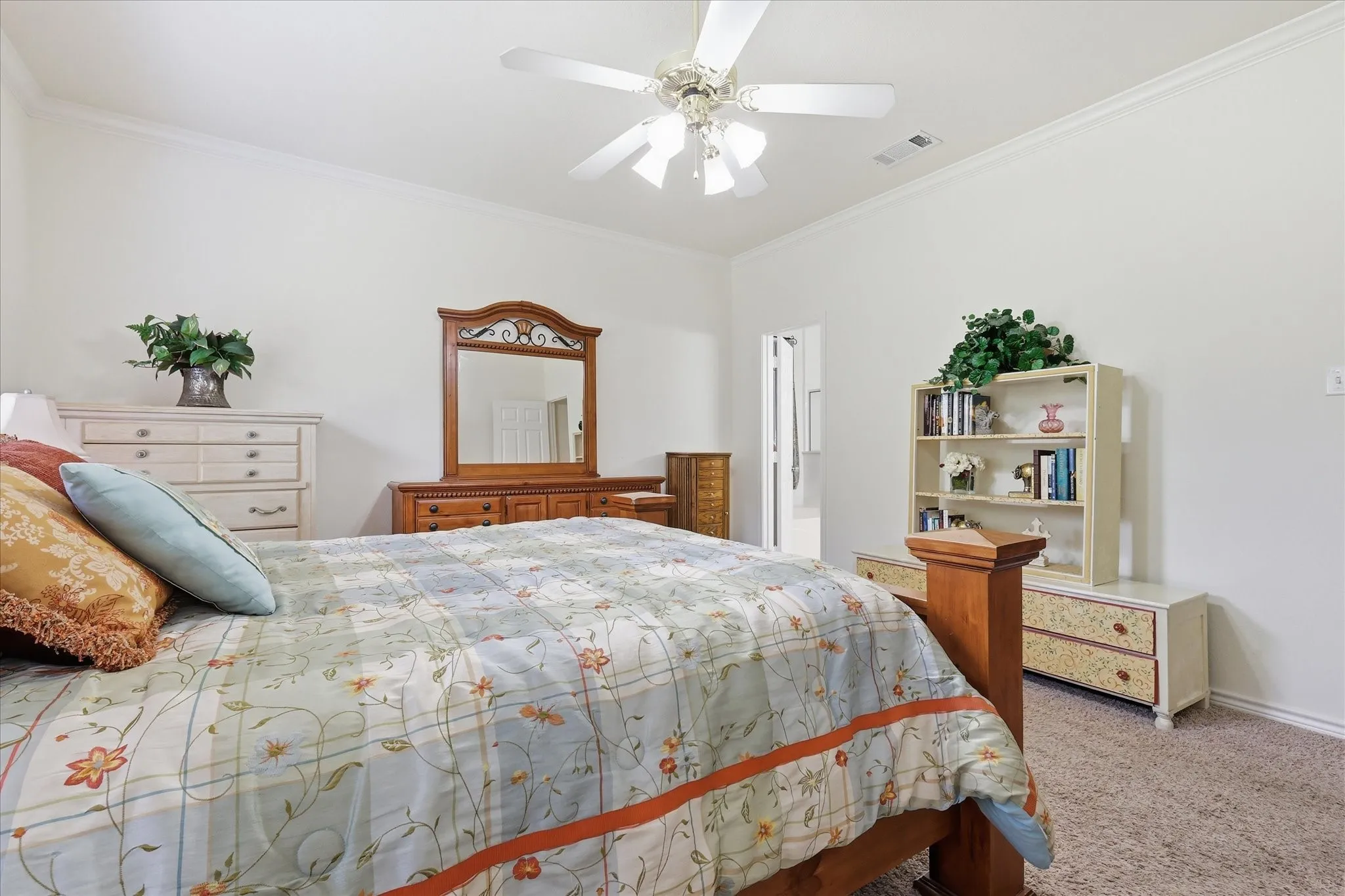 Single Family Residence For Sale in Denton County , 121 S Blue Bonnet Circle, Justin, Texas 76247, 4 Bedroom, 3 Bathroom, 2 Garage spaces, 2,127 Sqft, built in 1996, mls#21317863, Real Estate Agent in Justin, Homes For Sale in Denton county, Homes For Sale in Justin, Realtor in Justin Texas, Real Estate Brokerage Independent Realty Texas, Luminita Cordes Realtor