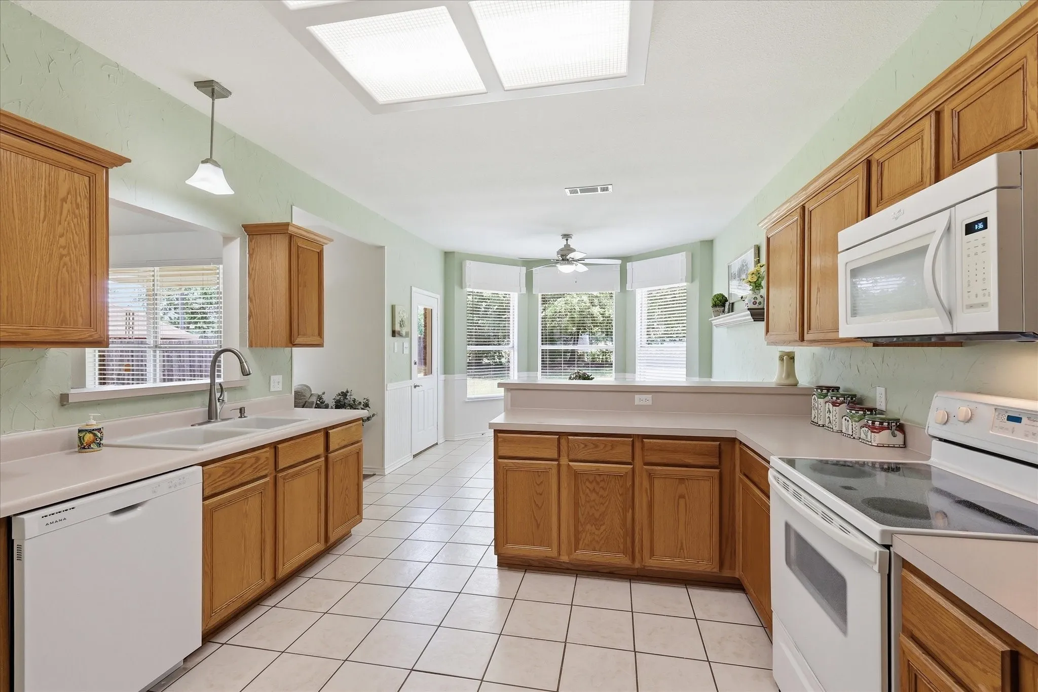 Single Family Residence For Sale in Denton County , 121 S Blue Bonnet Circle, Justin, Texas 76247, 4 Bedroom, 3 Bathroom, 2 Garage spaces, 2,127 Sqft, built in 1996, mls#21317863, Real Estate Agent in Justin, Homes For Sale in Denton county, Homes For Sale in Justin, Realtor in Justin Texas, Real Estate Brokerage Independent Realty Texas, Luminita Cordes Realtor