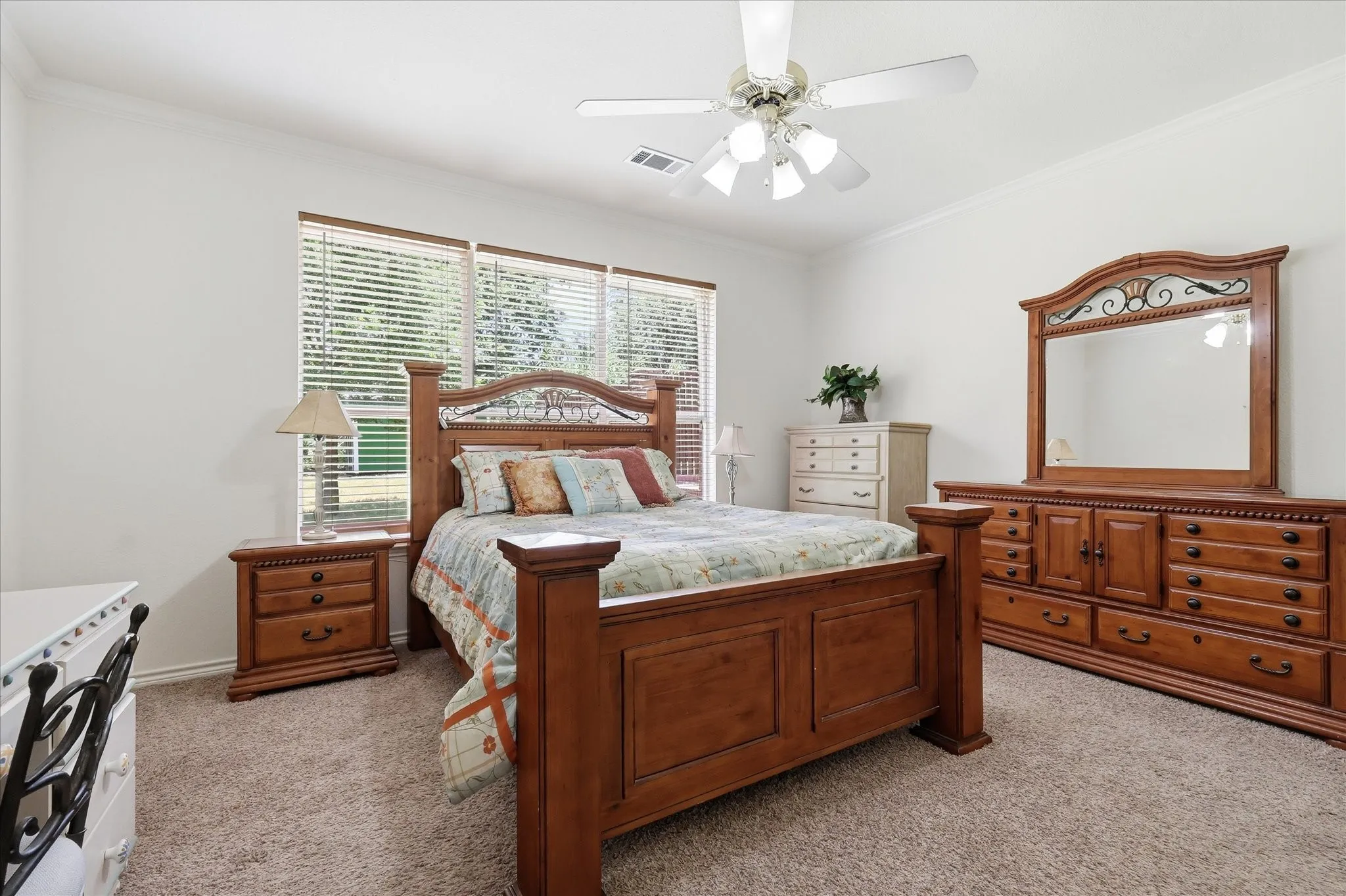 Single Family Residence For Sale in Denton County , 121 S Blue Bonnet Circle, Justin, Texas 76247, 4 Bedroom, 3 Bathroom, 2 Garage spaces, 2,127 Sqft, built in 1996, mls#21317863, Real Estate Agent in Justin, Homes For Sale in Denton county, Homes For Sale in Justin, Realtor in Justin Texas, Real Estate Brokerage Independent Realty Texas, Luminita Cordes Realtor