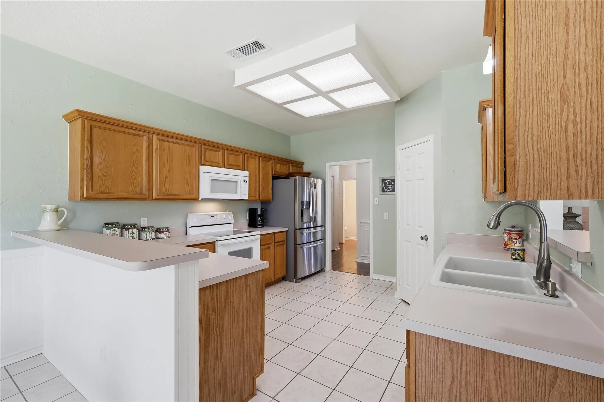 Single Family Residence For Sale in Denton County , 121 S Blue Bonnet Circle, Justin, Texas 76247, 4 Bedroom, 3 Bathroom, 2 Garage spaces, 2,127 Sqft, built in 1996, mls#21317863, Real Estate Agent in Justin, Homes For Sale in Denton county, Homes For Sale in Justin, Realtor in Justin Texas, Real Estate Brokerage Independent Realty Texas, Luminita Cordes Realtor