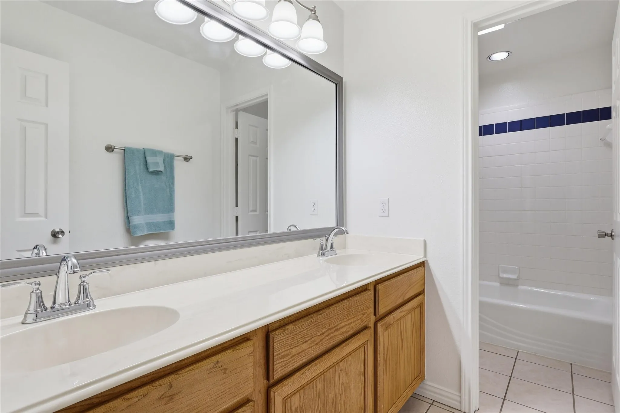 Single Family Residence For Sale in Denton County , 121 S Blue Bonnet Circle, Justin, Texas 76247, 4 Bedroom, 3 Bathroom, 2 Garage spaces, 2,127 Sqft, built in 1996, mls#21317863, Real Estate Agent in Justin, Homes For Sale in Denton county, Homes For Sale in Justin, Realtor in Justin Texas, Real Estate Brokerage Independent Realty Texas, Luminita Cordes Realtor